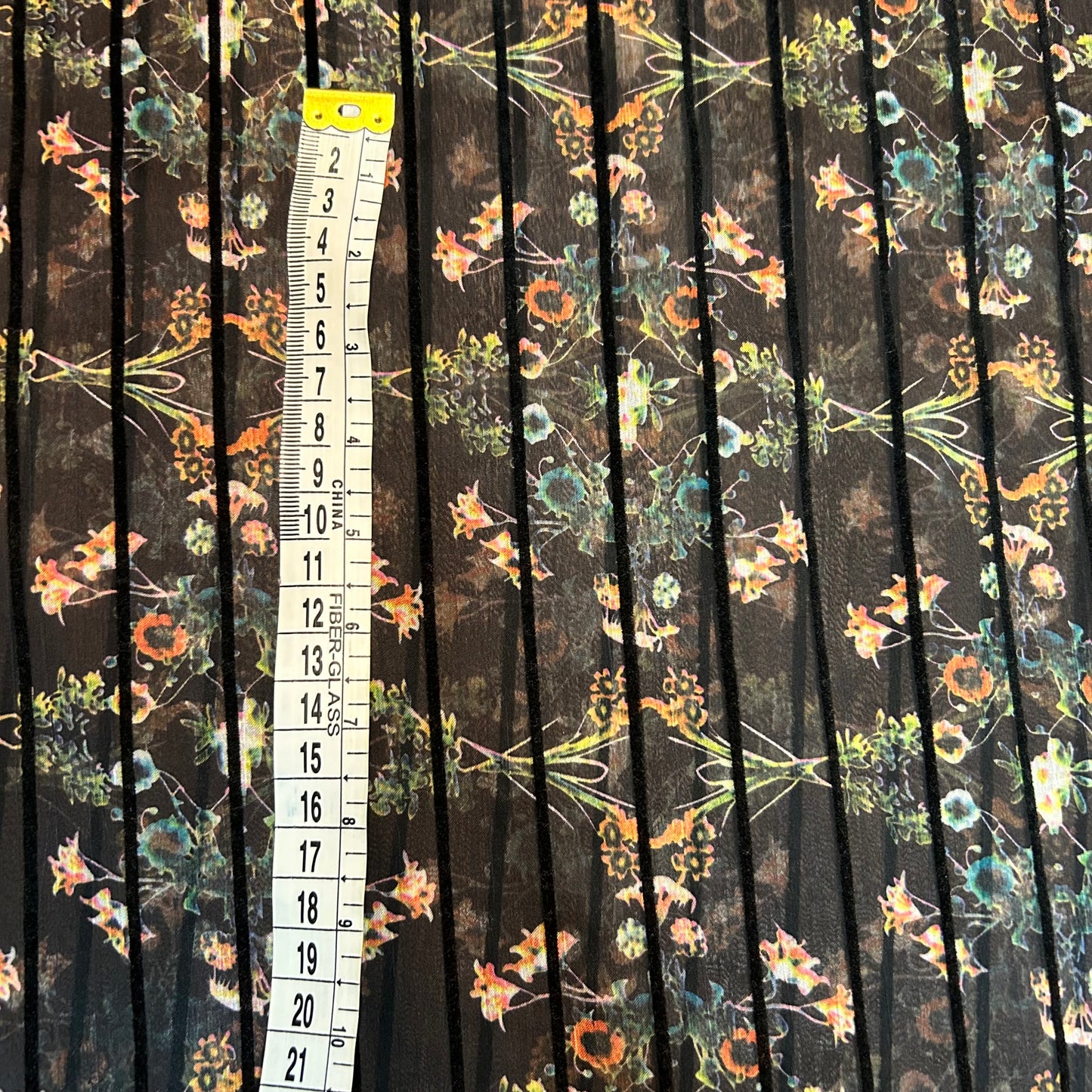 Blomsterprint på sort baggrund - Polyester