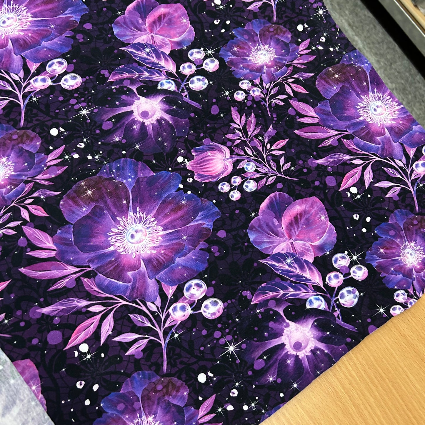 Smukke lilla sparkling blomster - Bomuldsjersey