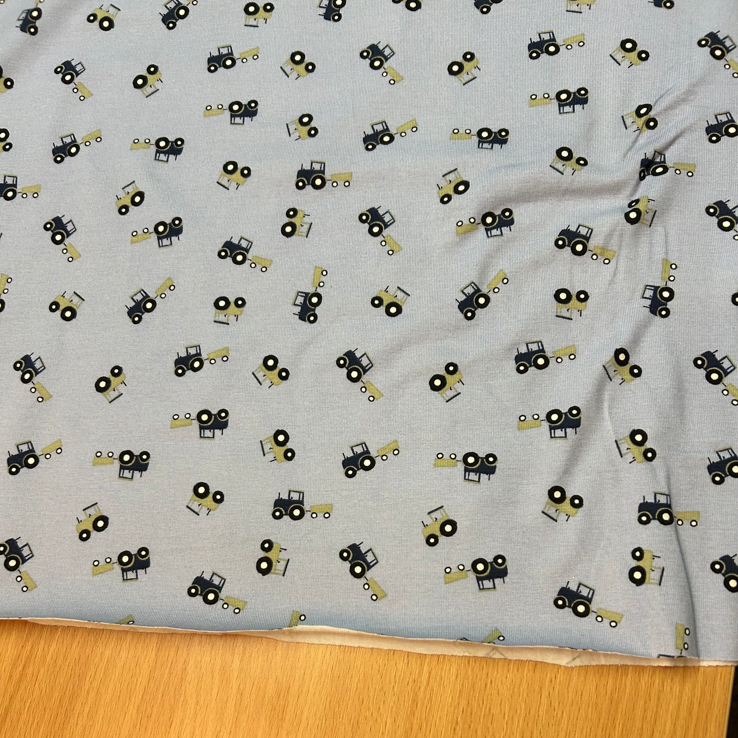 Små traktor på babyblå baggrund - Bomuldsjersey