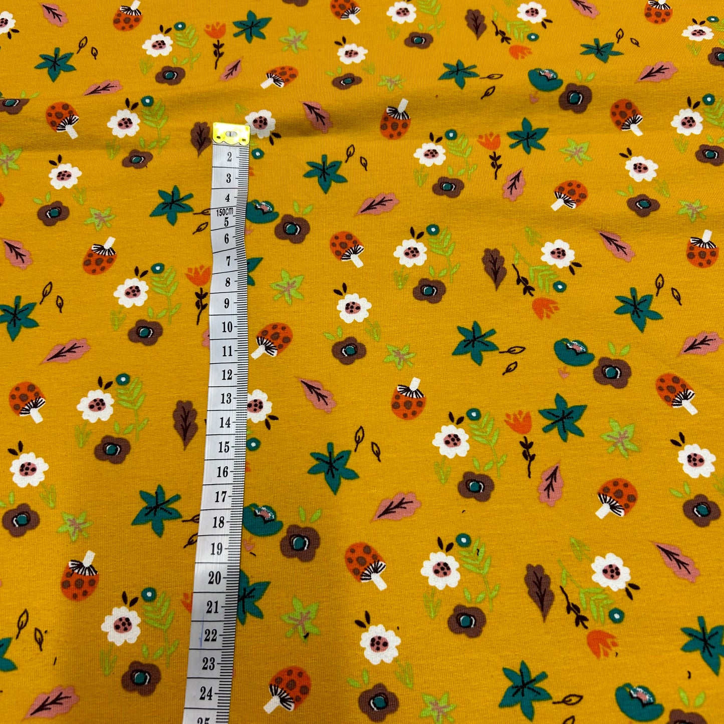 Okker med små motiver - French Terry med børstet bagside