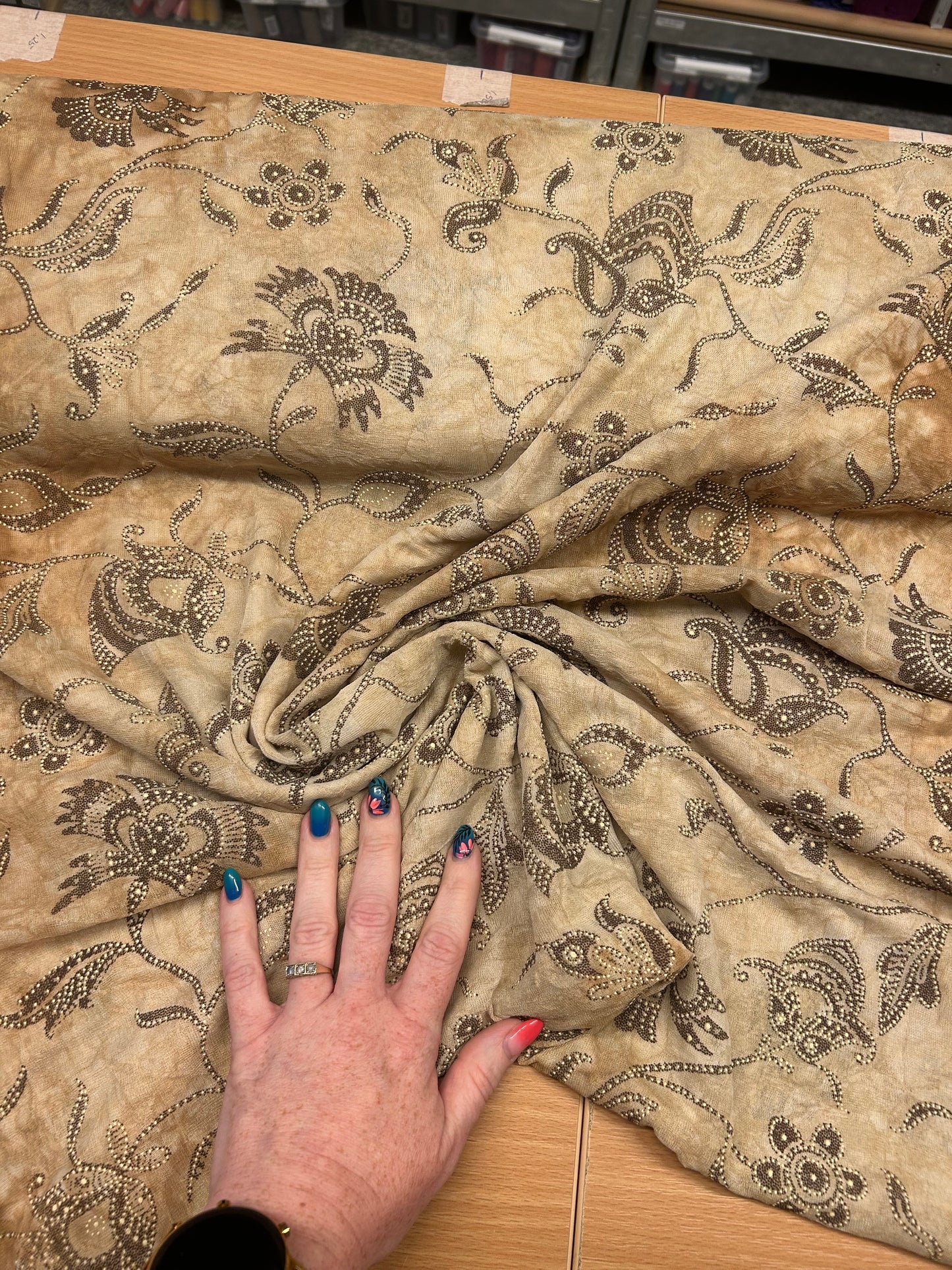 Tie Dye mønster (Batik) i beige og brune nuancer - 100% Polyester