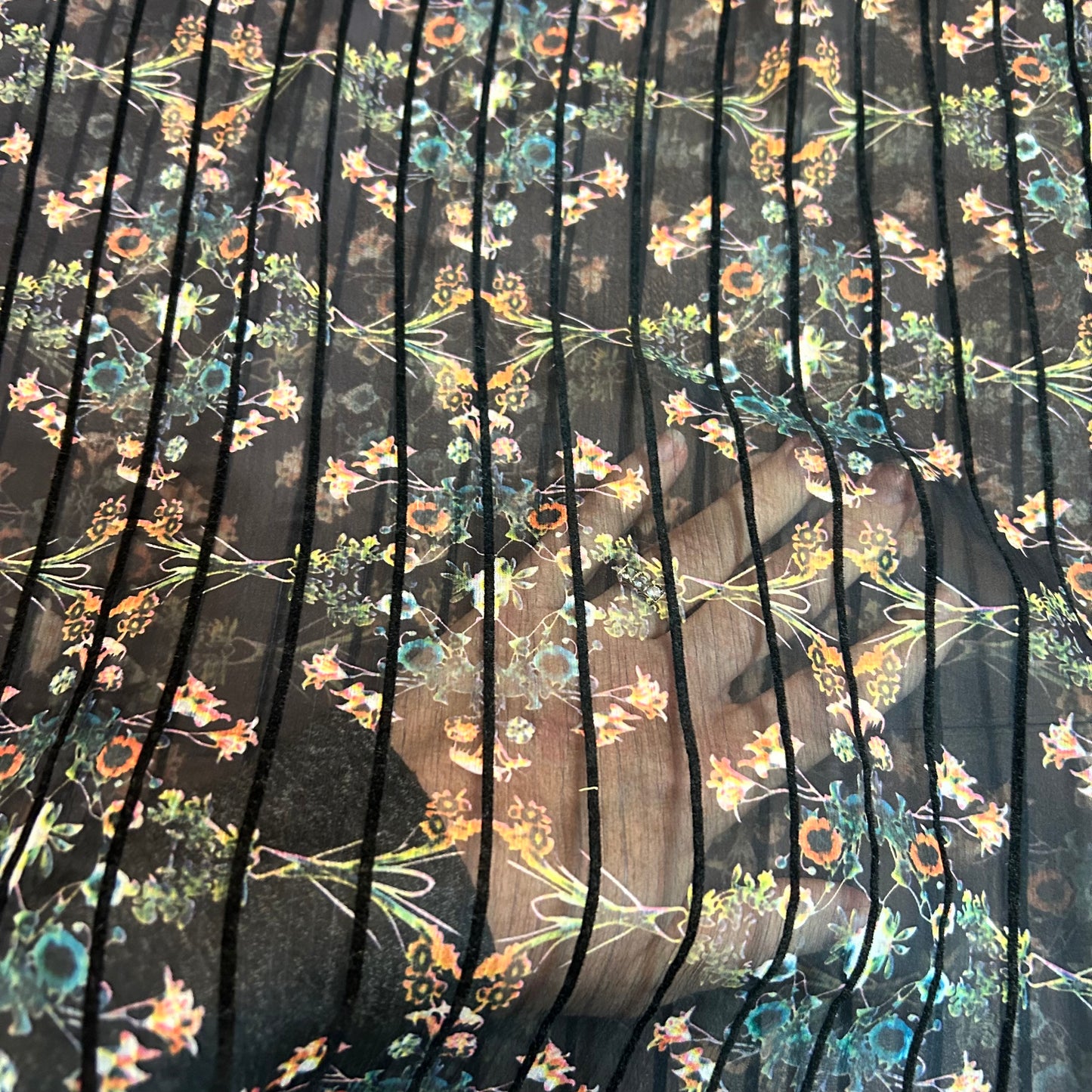 Blomsterprint på sort baggrund - Polyester