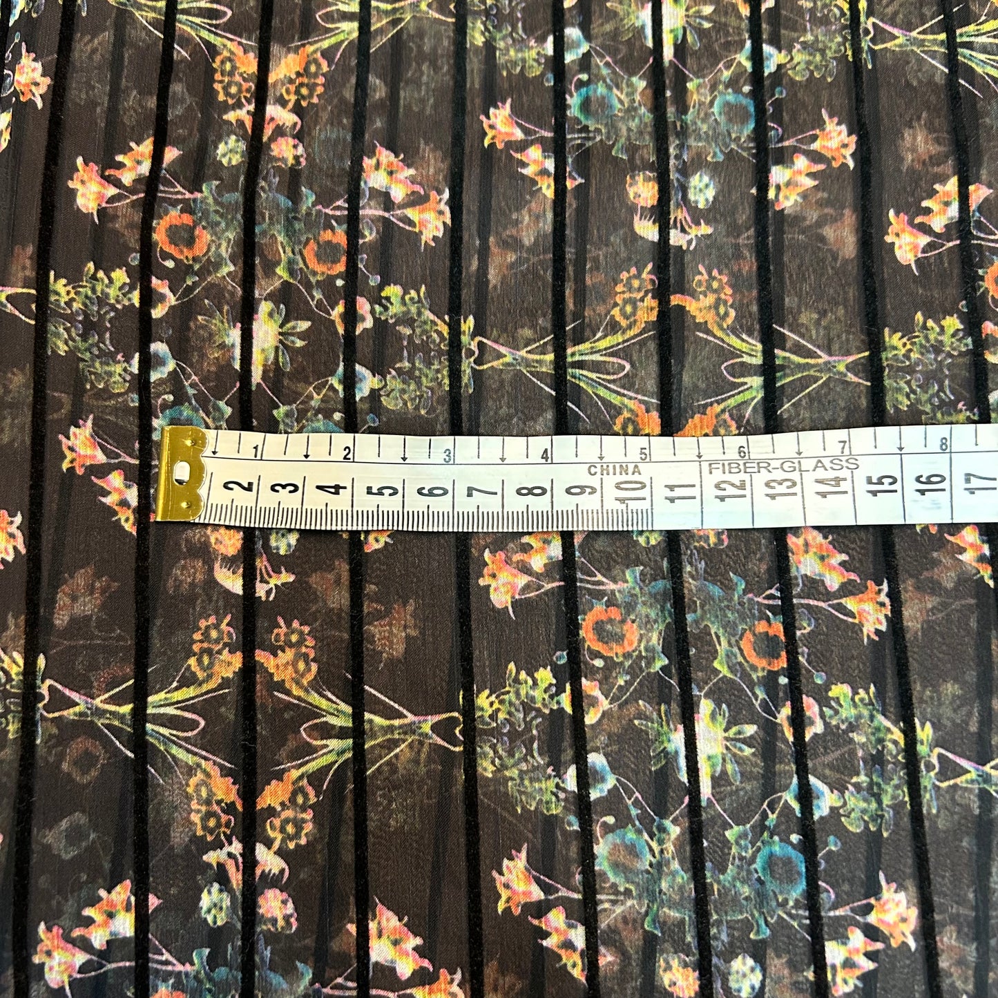 Blomsterprint på sort baggrund - Polyester
