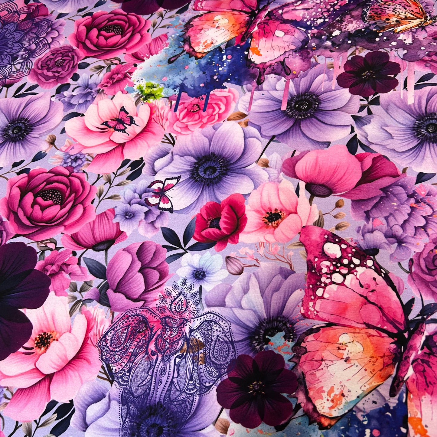 Farverige blomster og sommerfugle med paisley/spunk og elefant motiv - Bomuldsjersey