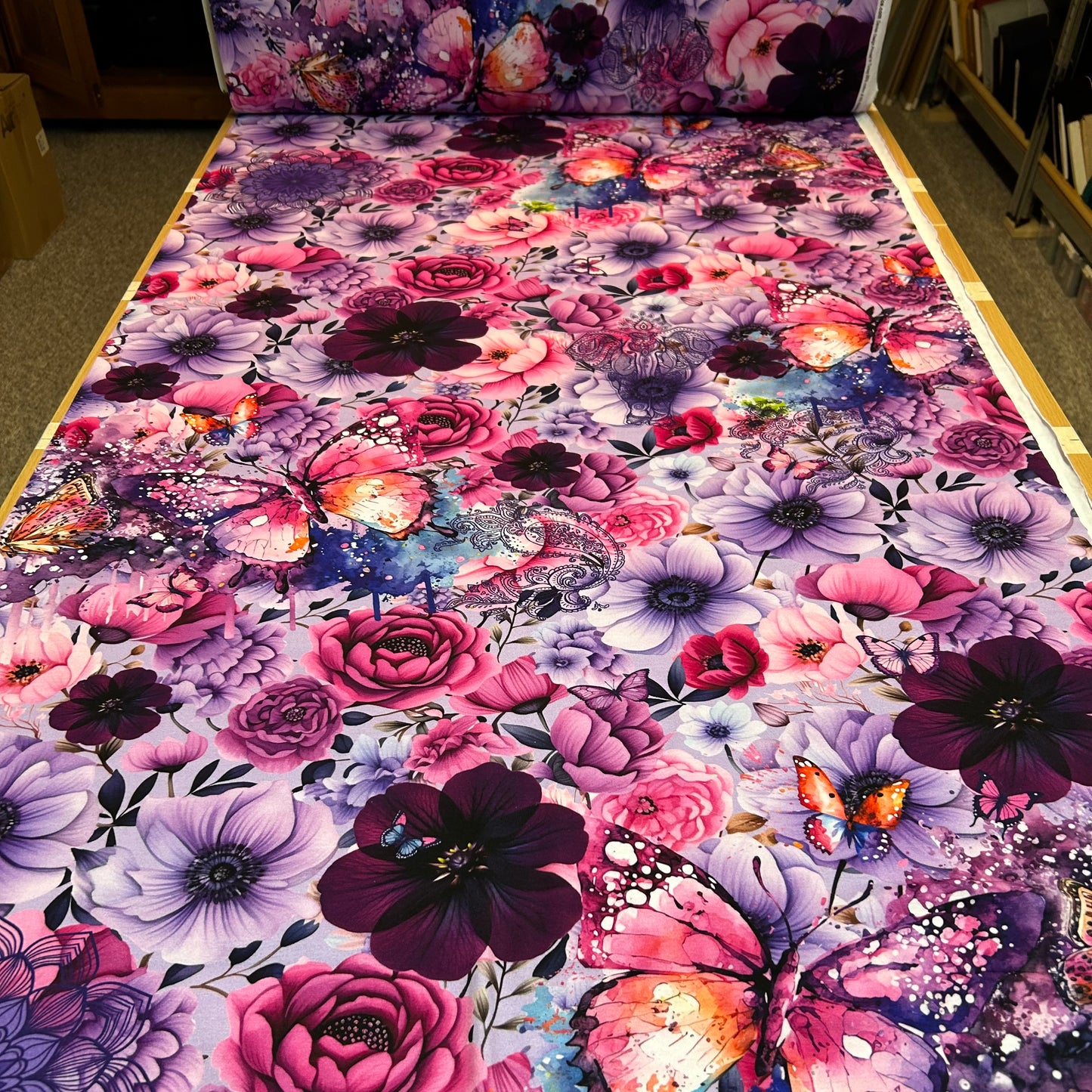 Farverige blomster og sommerfugle med paisley/spunk og elefant motiv - Bomuldsjersey