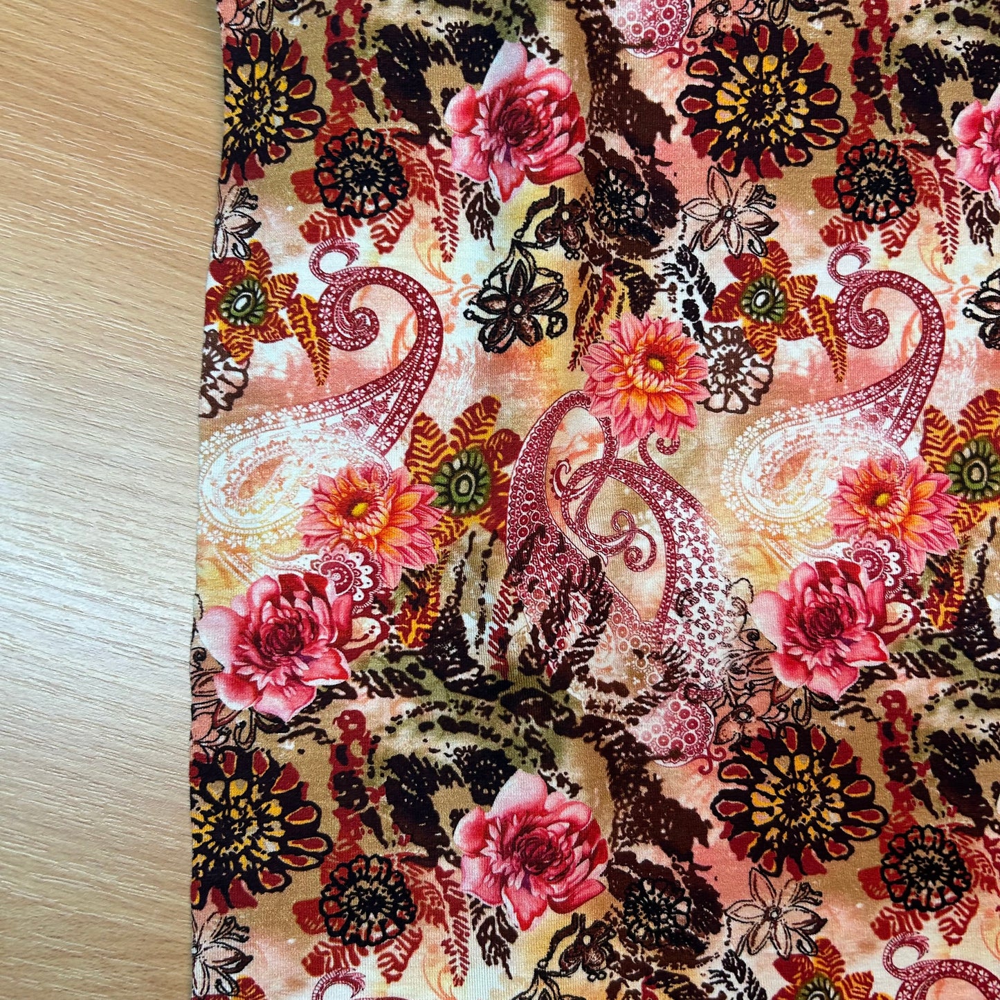 Blomster og paisley i røde og beige toner - Bambus