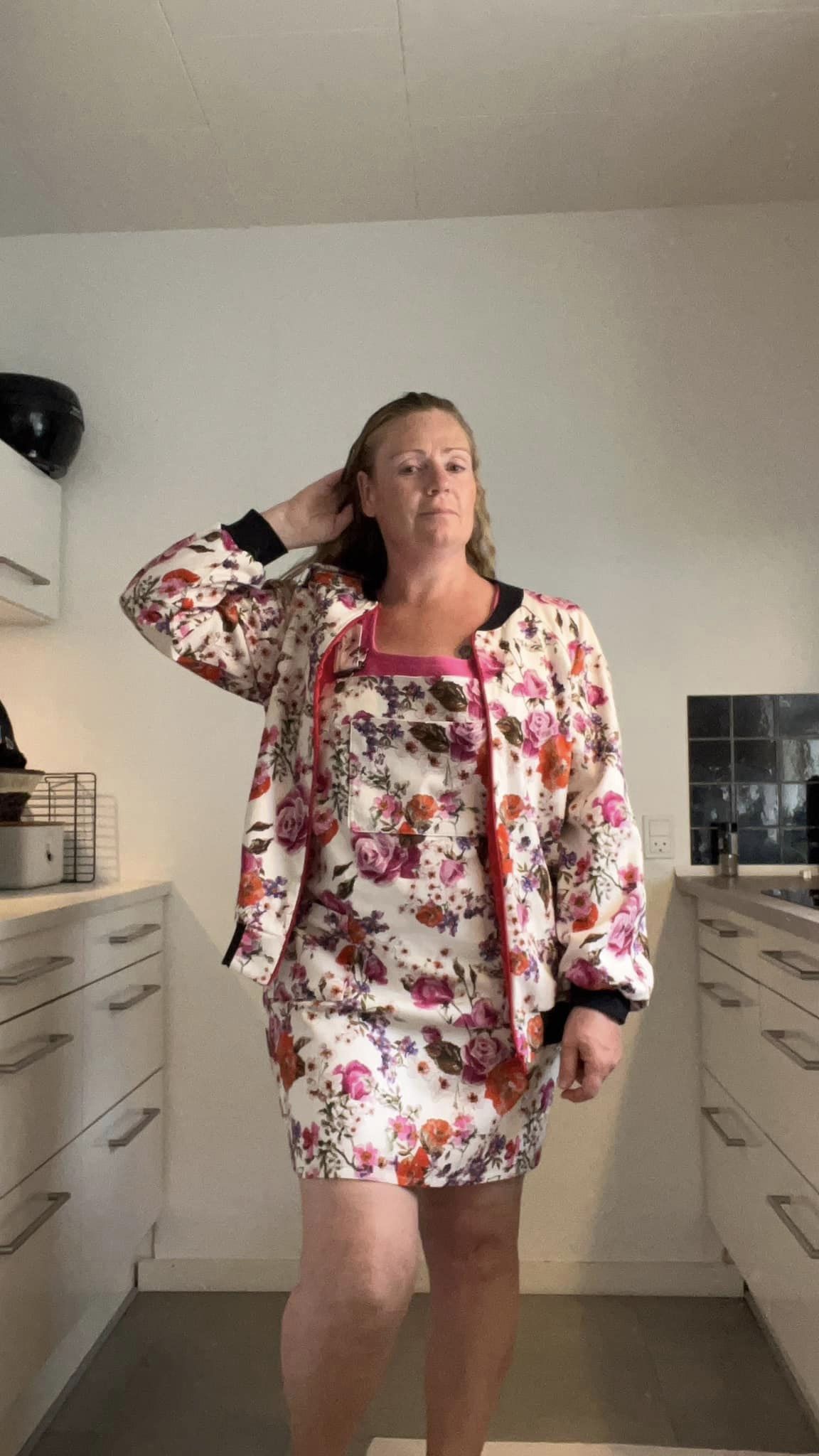 Romantiske blomster på beige baggrund - Bomuldselasthan/twill