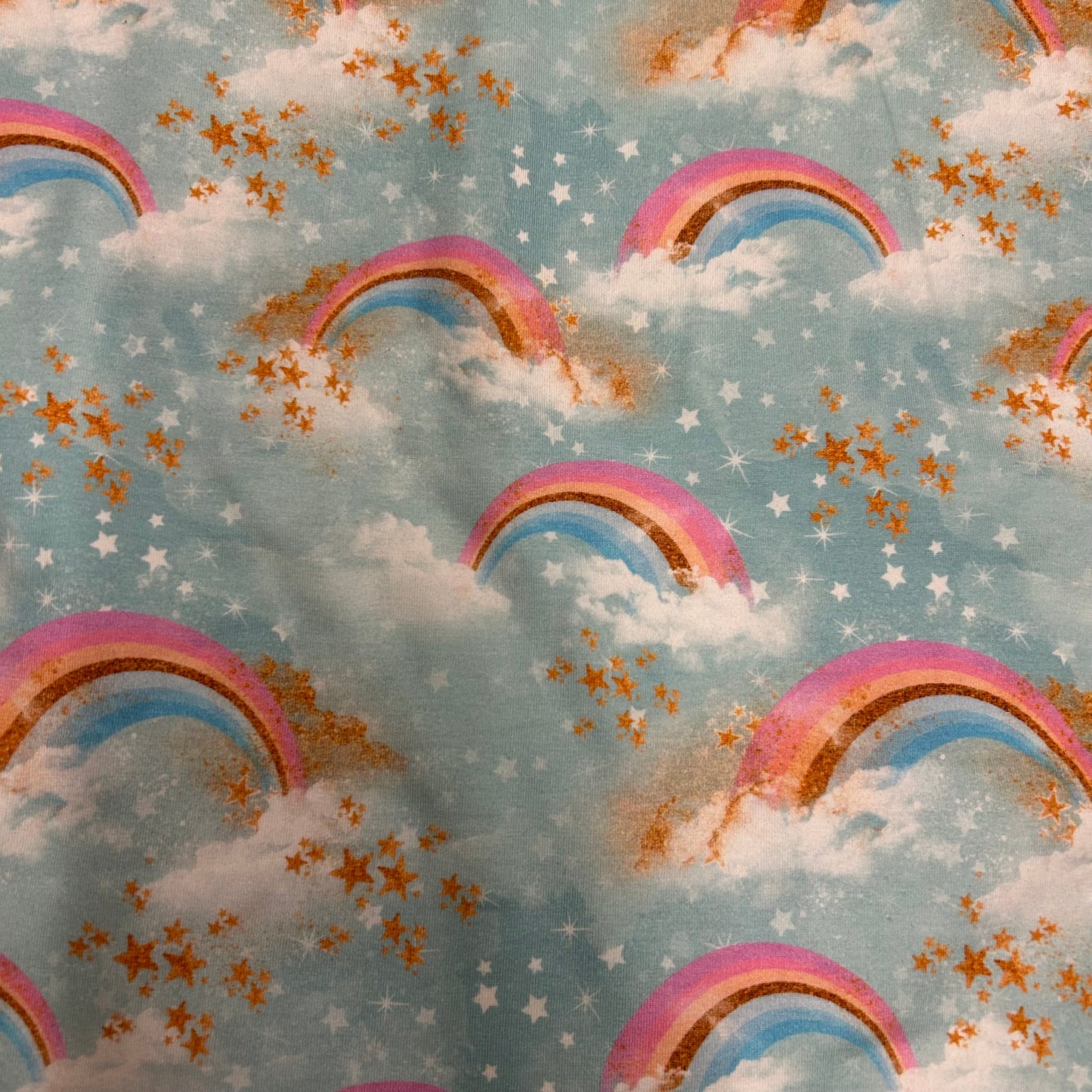 Regnbuer og skyer på blå himmel - Bomuldsjersey