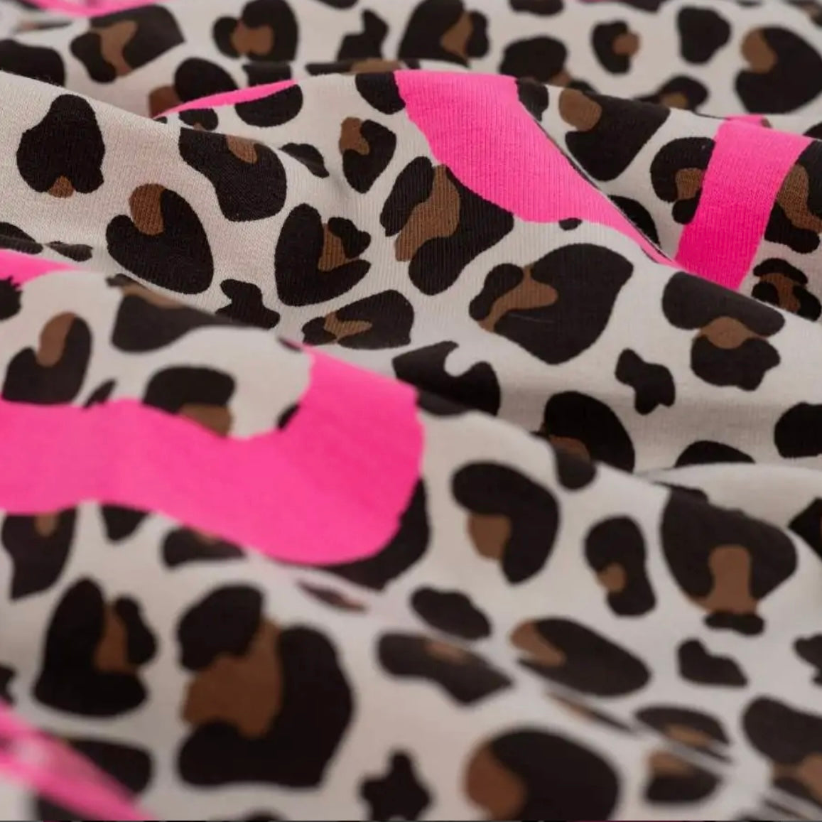Leopard med hjerter i pink - French Terry