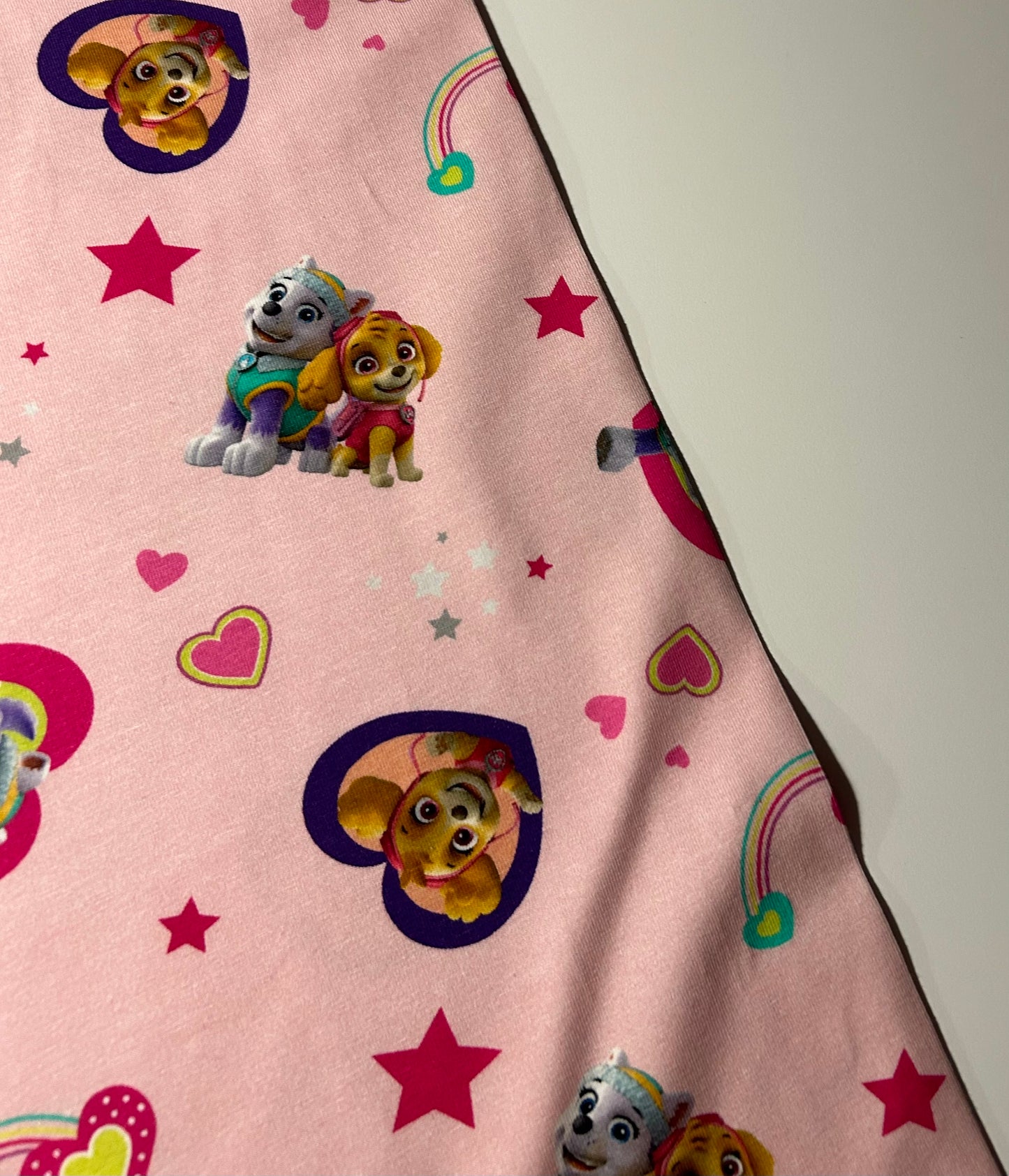 Paw Patrol pink med hjerter (Skye & Everest) - Bomuldsjersey (Licensprint)