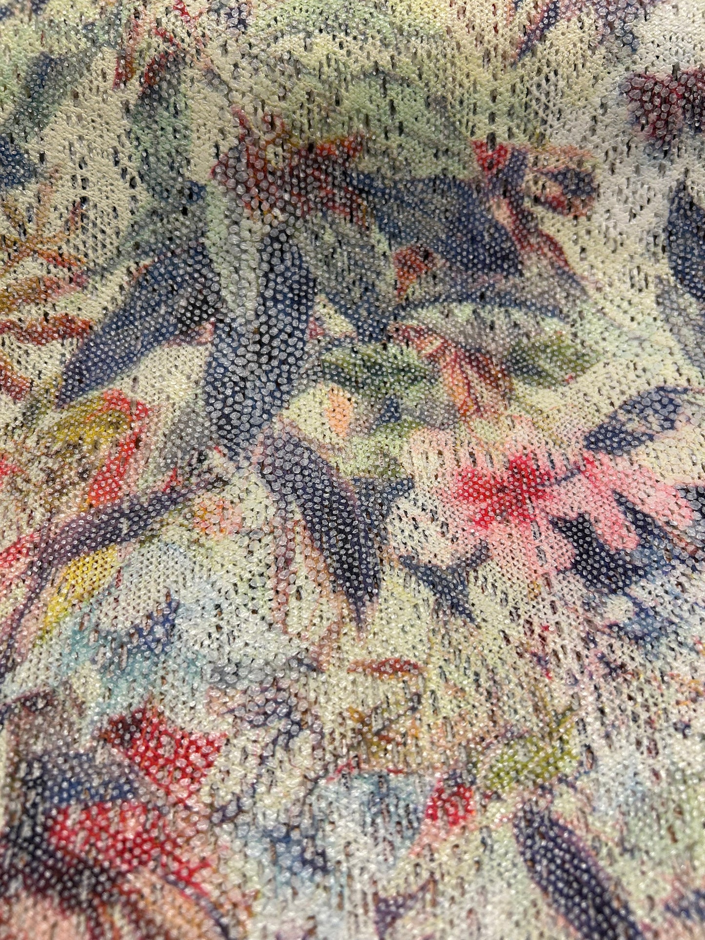 Smukt print på lys hulmønstret baggrund - Polyester med stræk