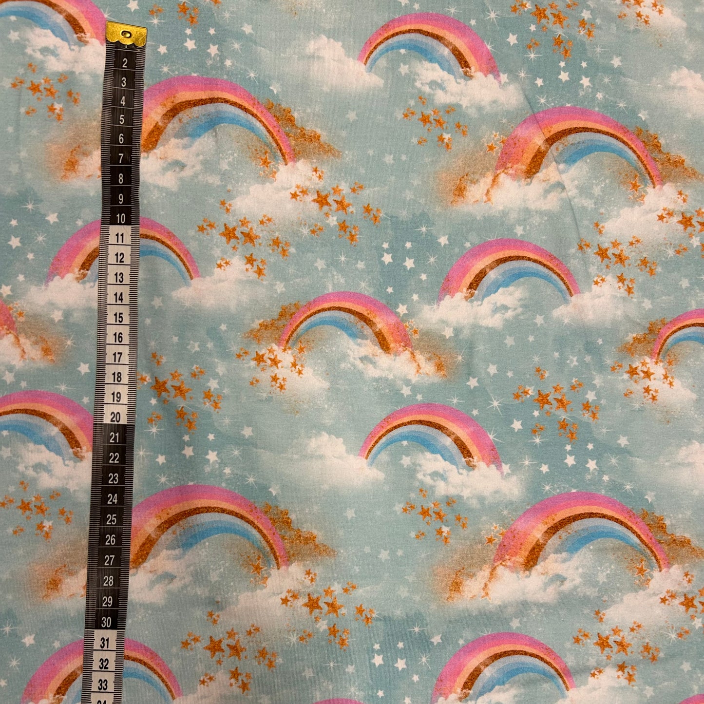 Regnbuer og skyer på blå himmel - Bomuldsjersey