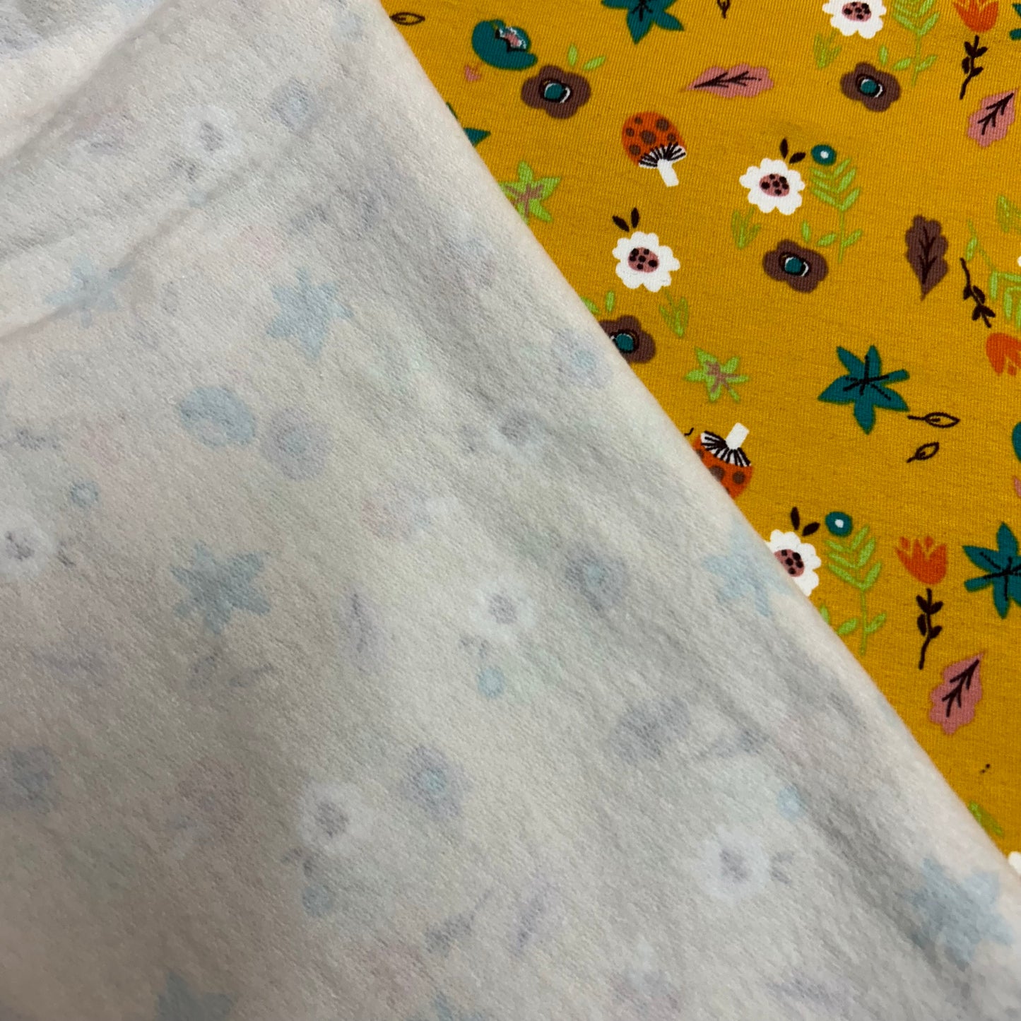 Okker med små motiver - French Terry med børstet bagside