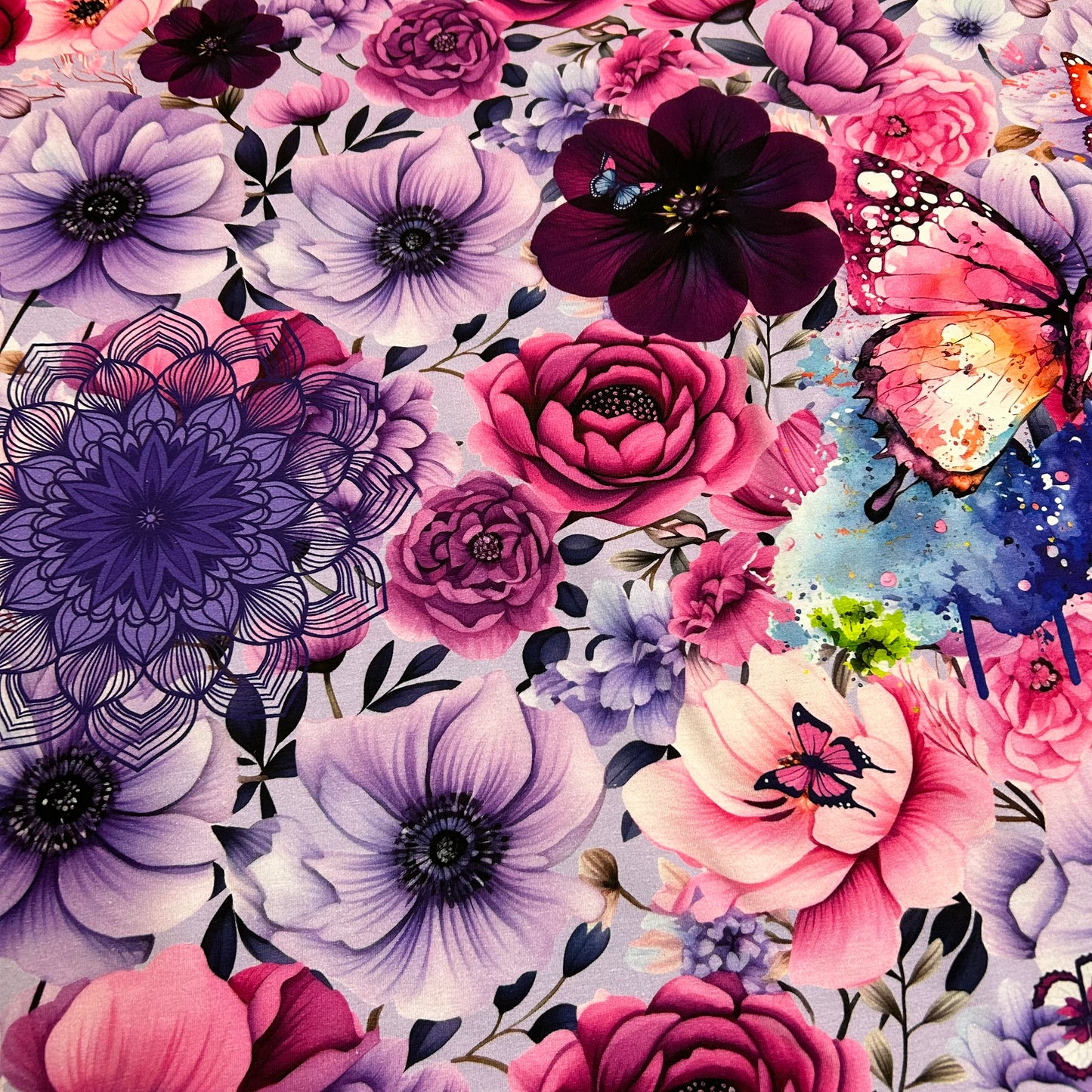 Farverige blomster og sommerfugle med paisley/spunk og elefant motiv - Bomuldsjersey