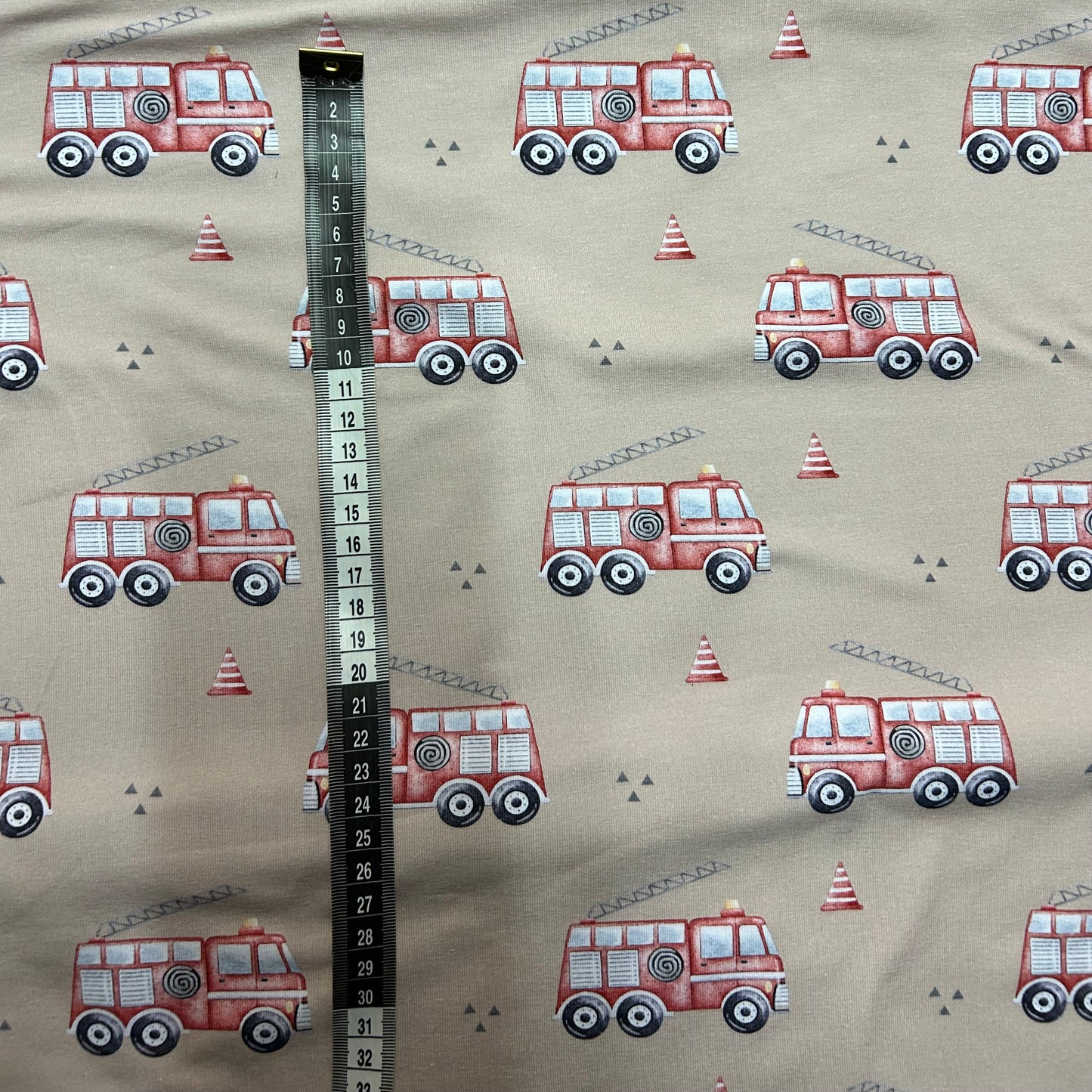 Brandbiler på beige baggrund - Bomuldsjersey