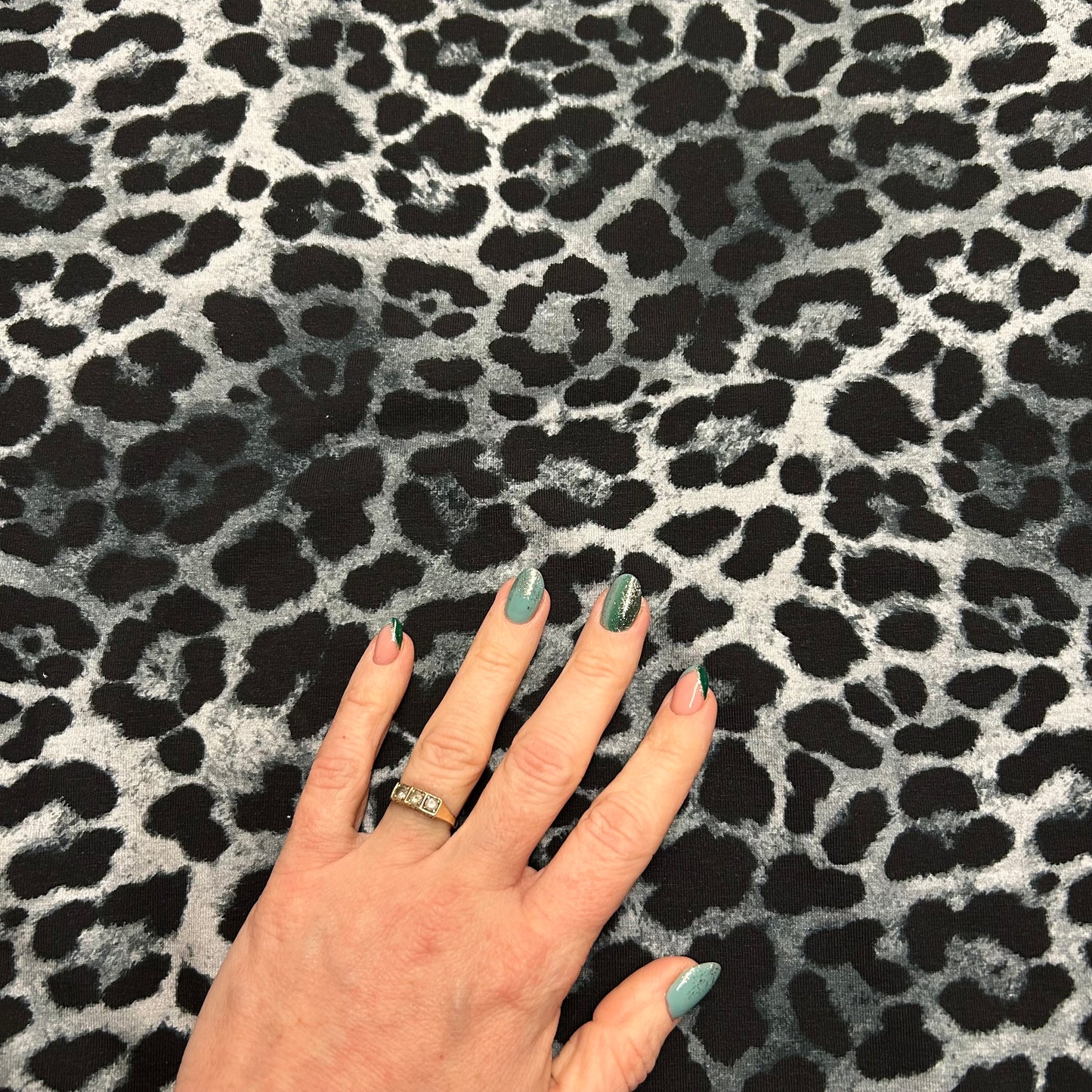 Leopard i grå - Bomuldsjersey