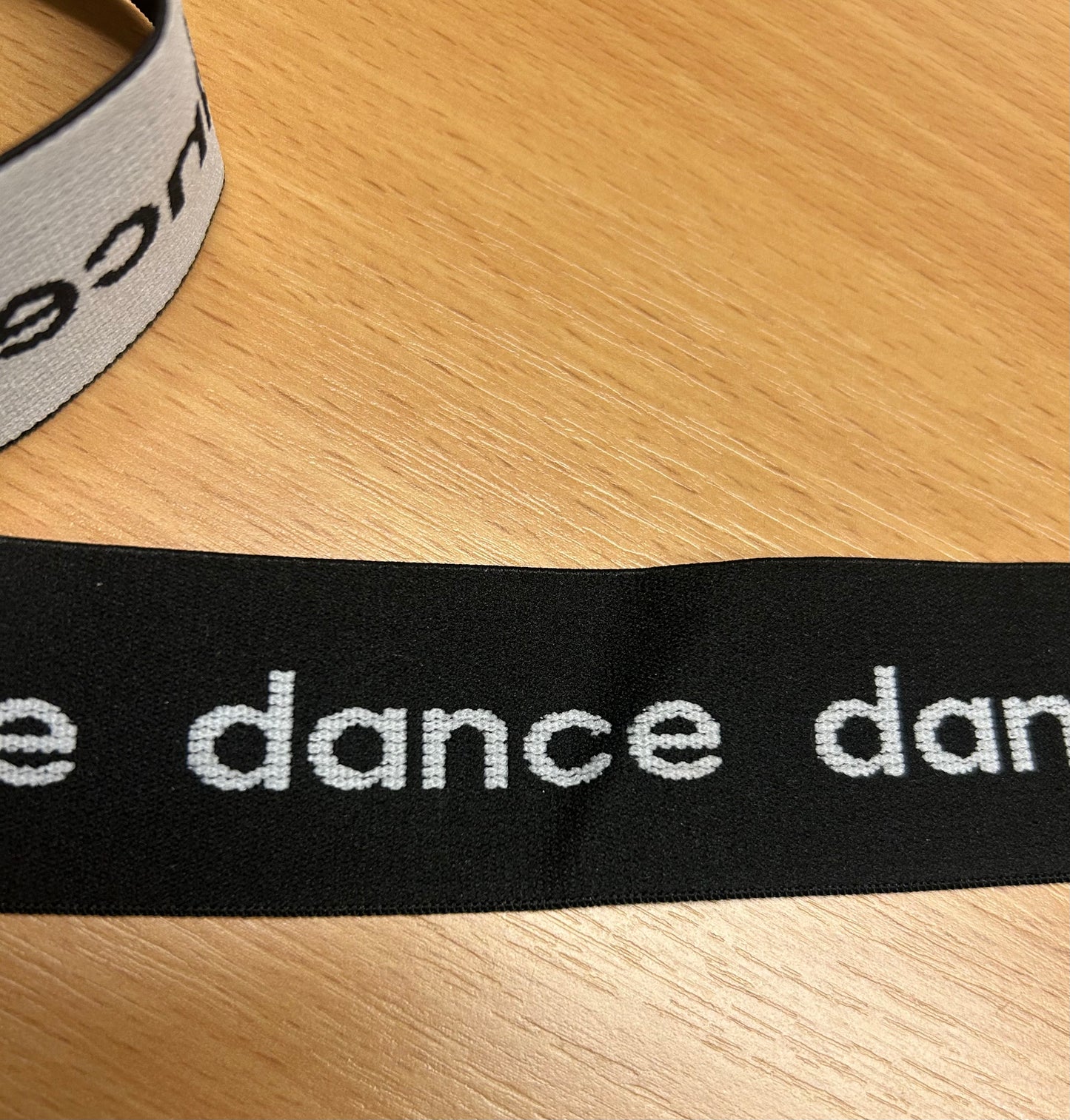 Sort elastik med hvid skift 40 mm