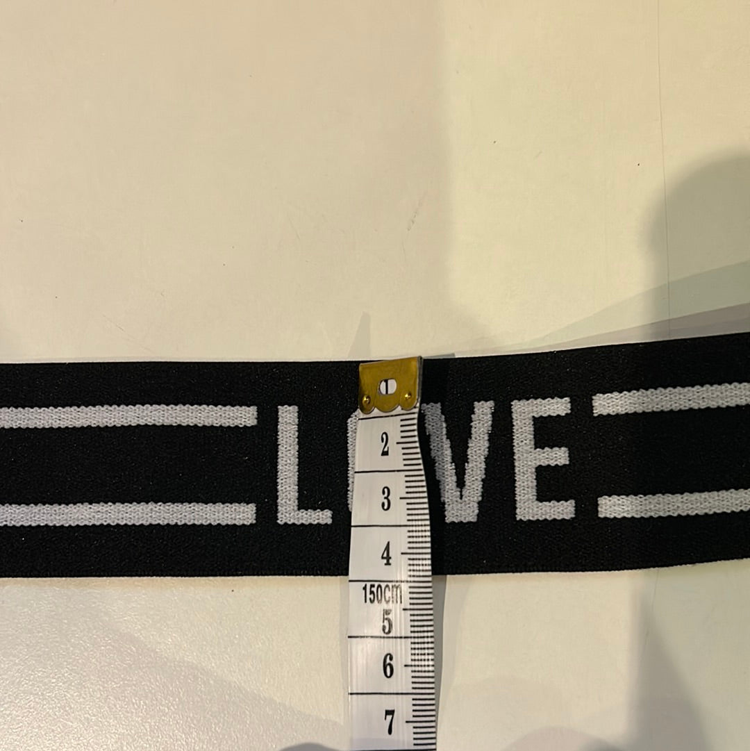 Sort LOVE elastik med hvid skift 40 mm