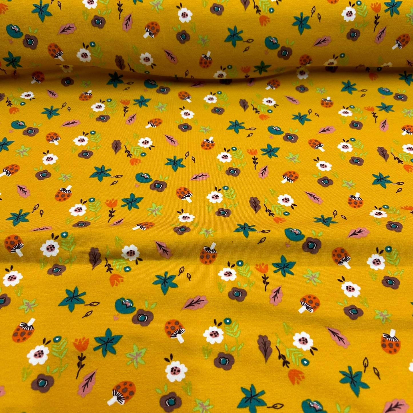 Okker med små motiver - French Terry med børstet bagside