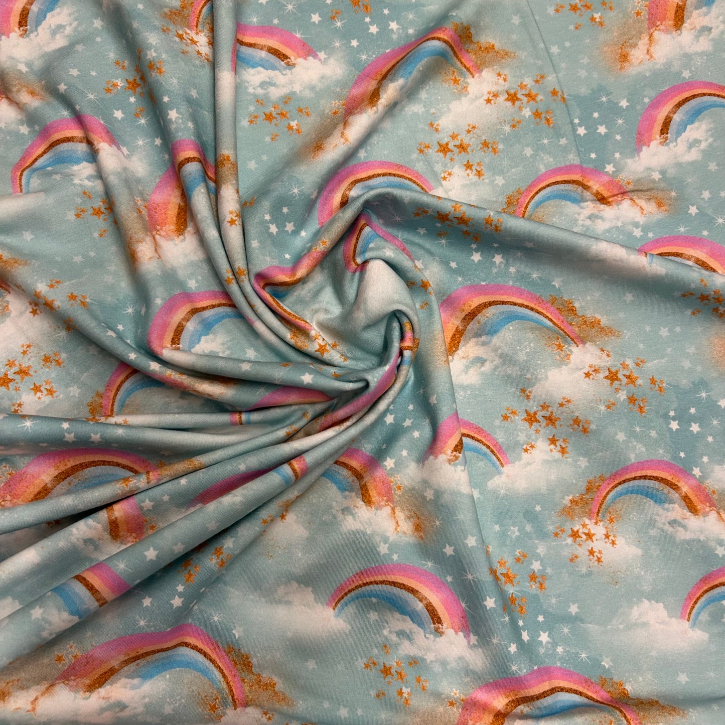 Regnbuer og skyer på blå himmel - Bomuldsjersey