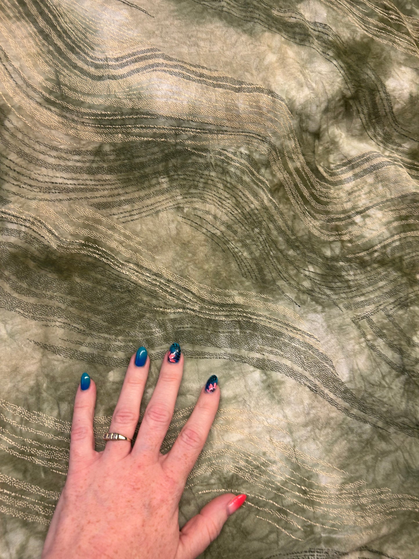 Tie Dye bølger (Batik) i grønne og beige nuancer - 100% Polyester