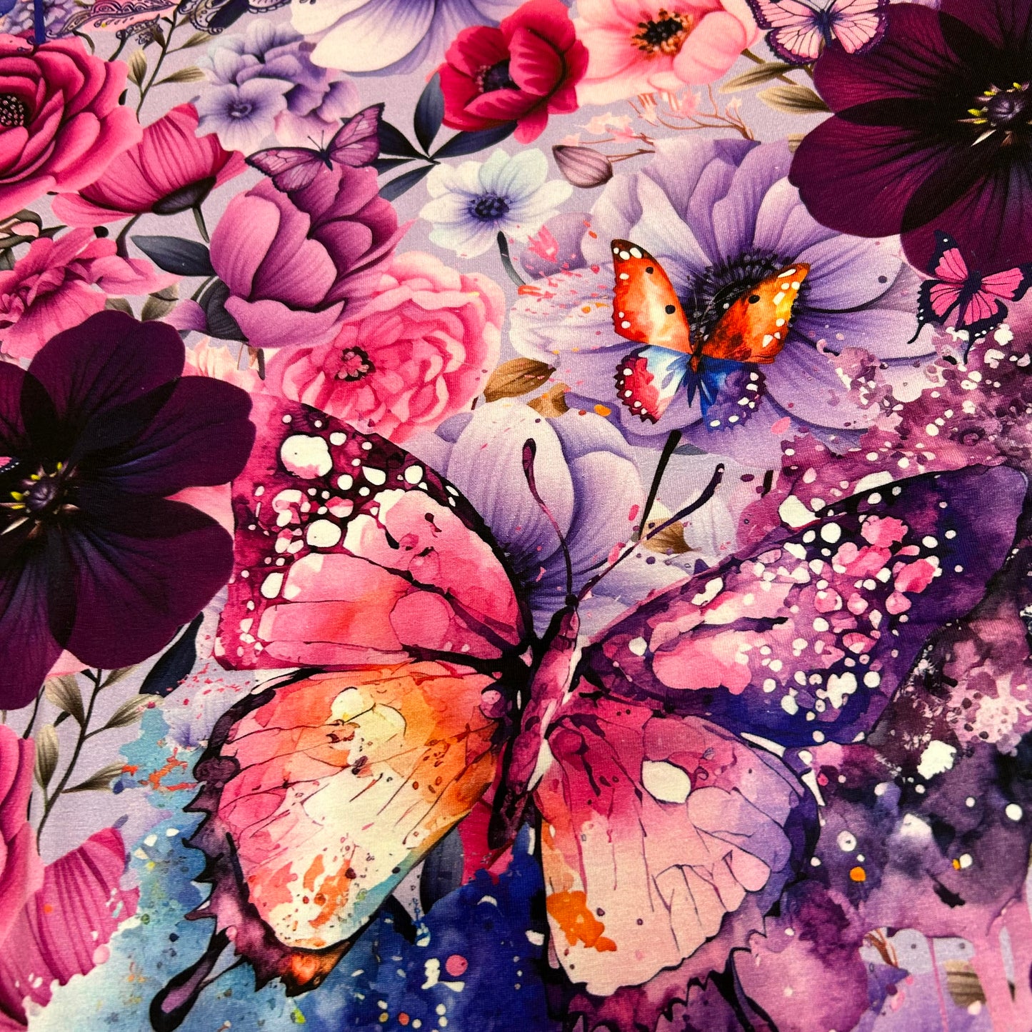 Farverige blomster og sommerfugle med paisley/spunk og elefant motiv - Bomuldsjersey