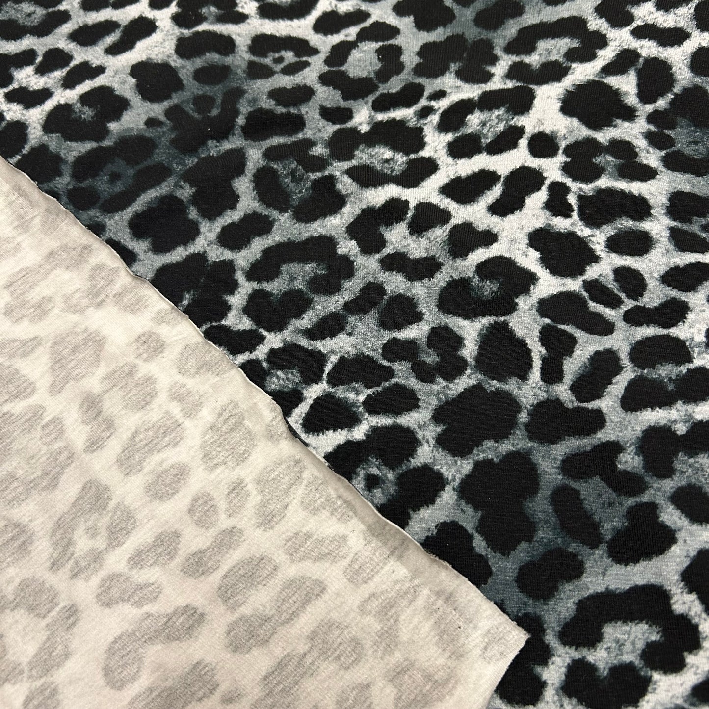 Leopard i grå - Bomuldsjersey