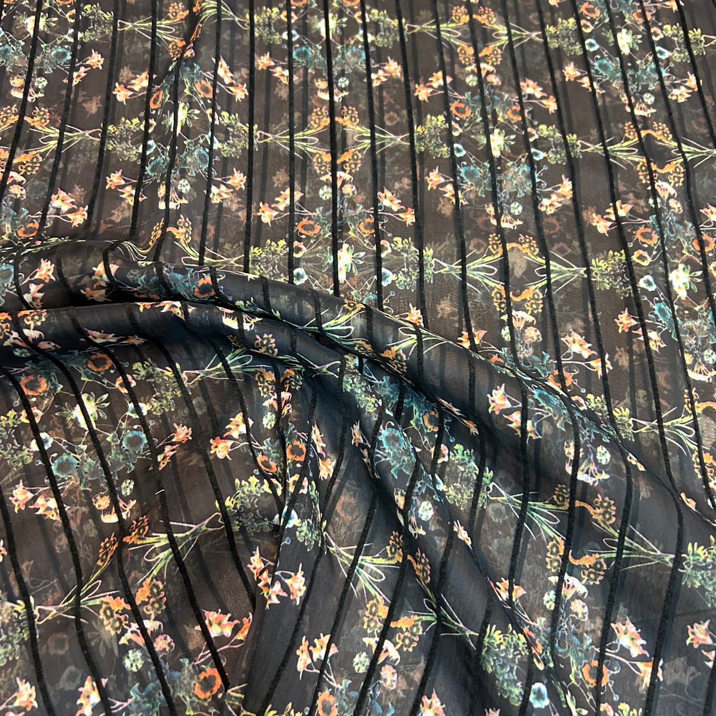 Blomsterprint på sort baggrund - Polyester