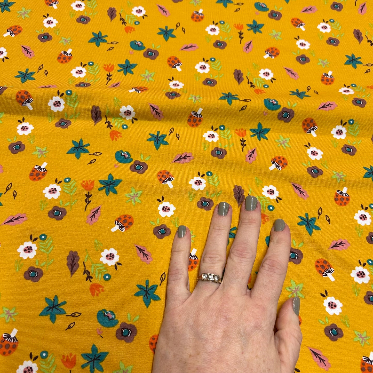 Okker med små motiver - French Terry med børstet bagside