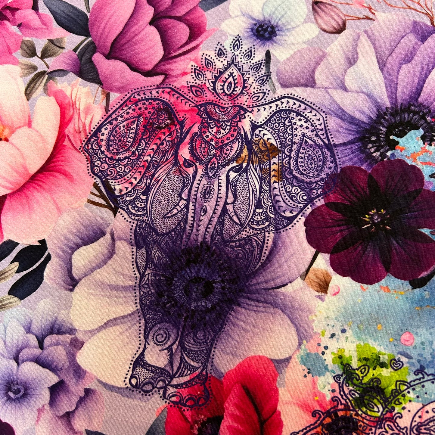Farverige blomster og sommerfugle med paisley/spunk og elefant motiv - Bomuldsjersey