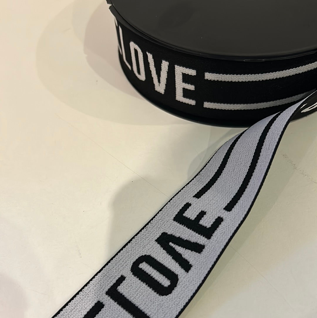 Sort LOVE elastik med hvid skift 40 mm