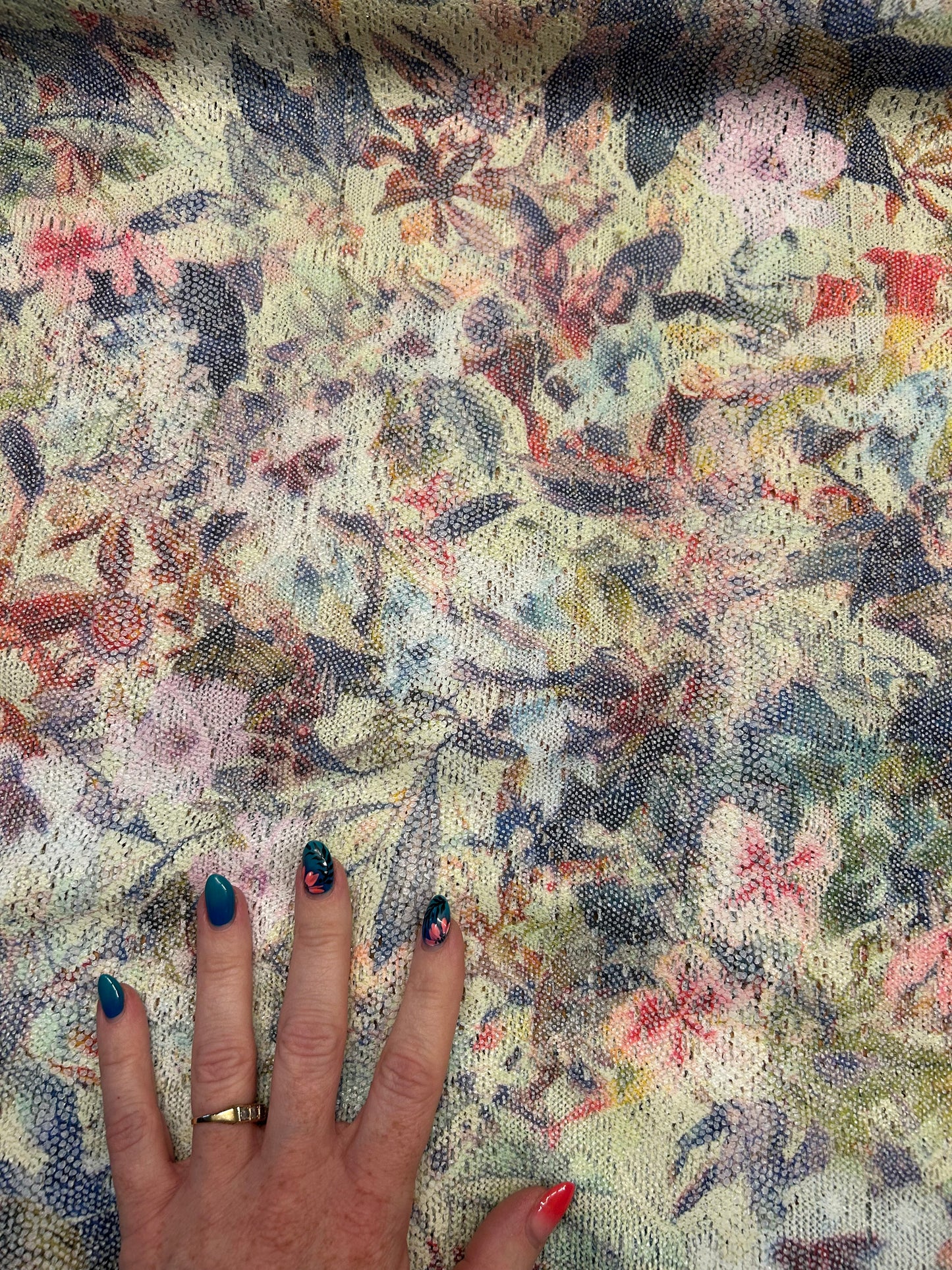 Smukt print på lys hulmønstret baggrund - Polyester med stræk