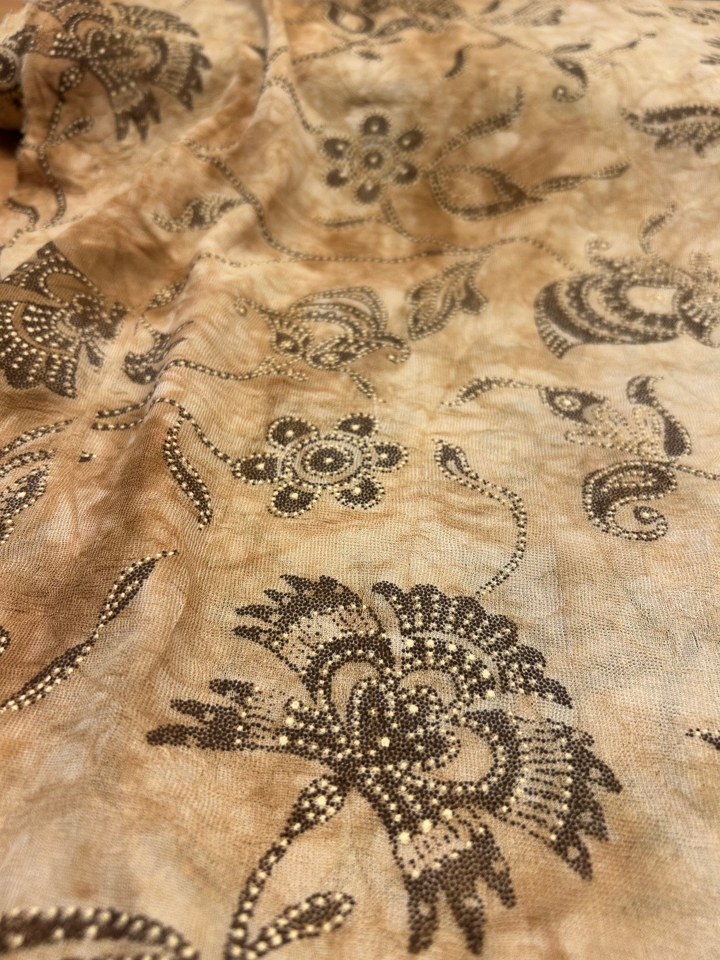 Tie Dye mønster (Batik) i beige og brune nuancer - 100% Polyester