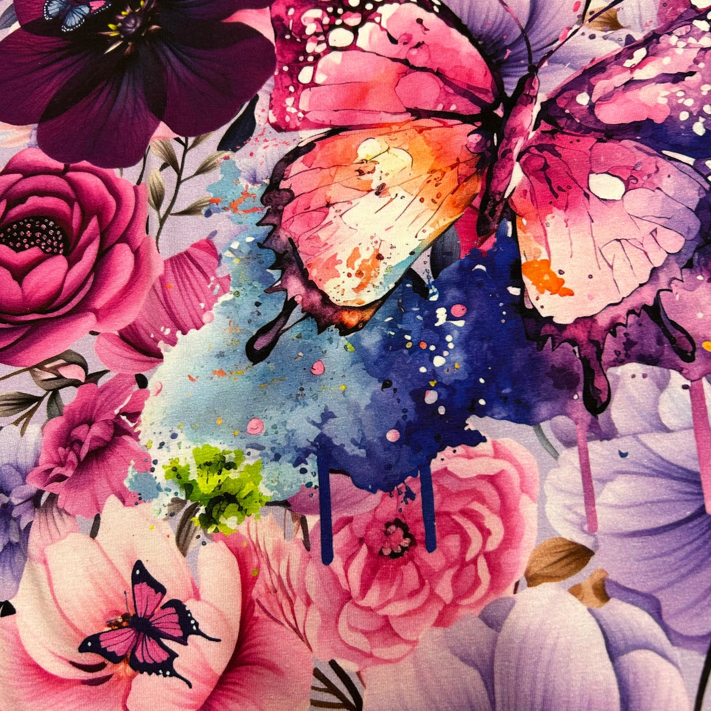 Farverige blomster og sommerfugle med paisley/spunk og elefant motiv - Bomuldsjersey