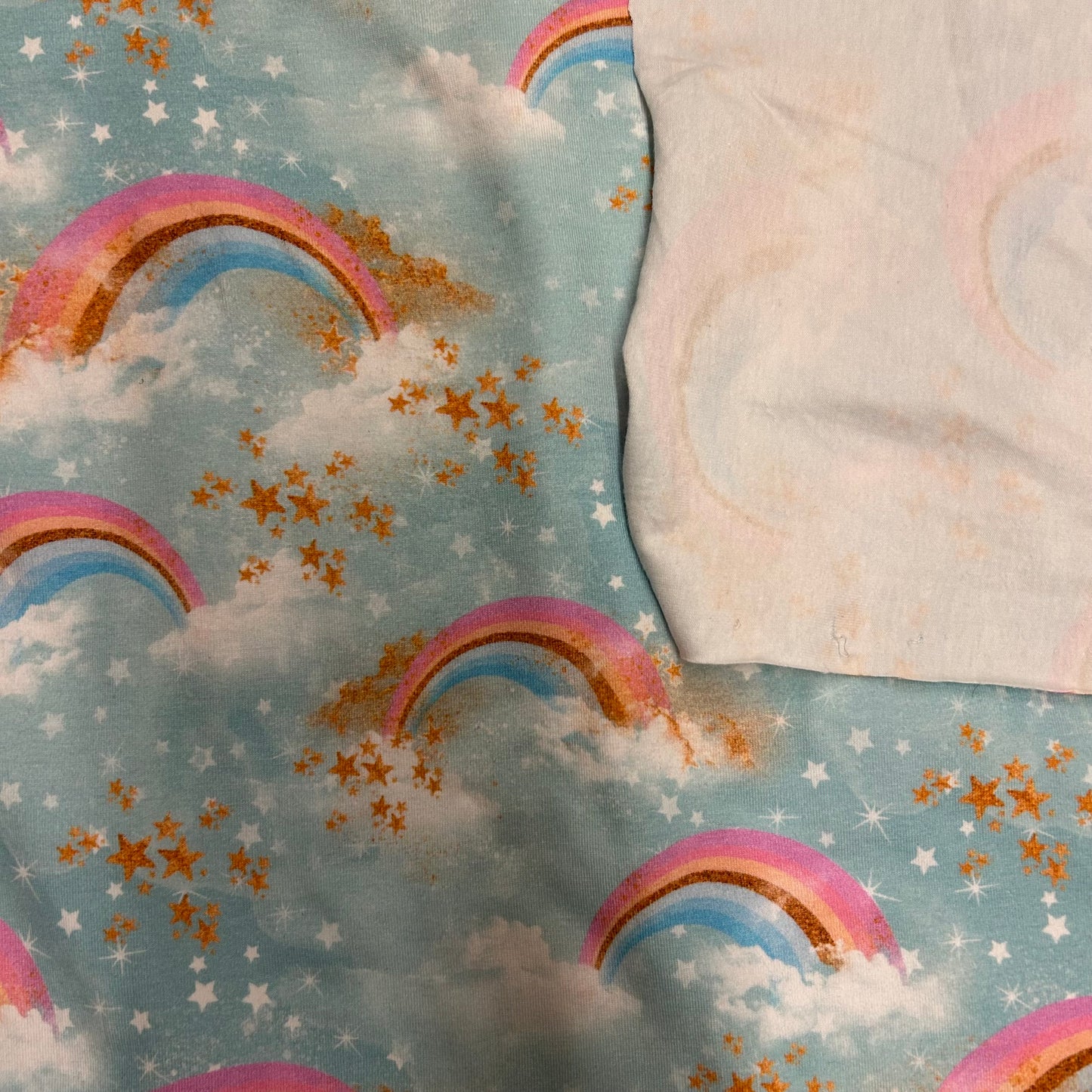 Regnbuer og skyer på blå himmel - Bomuldsjersey