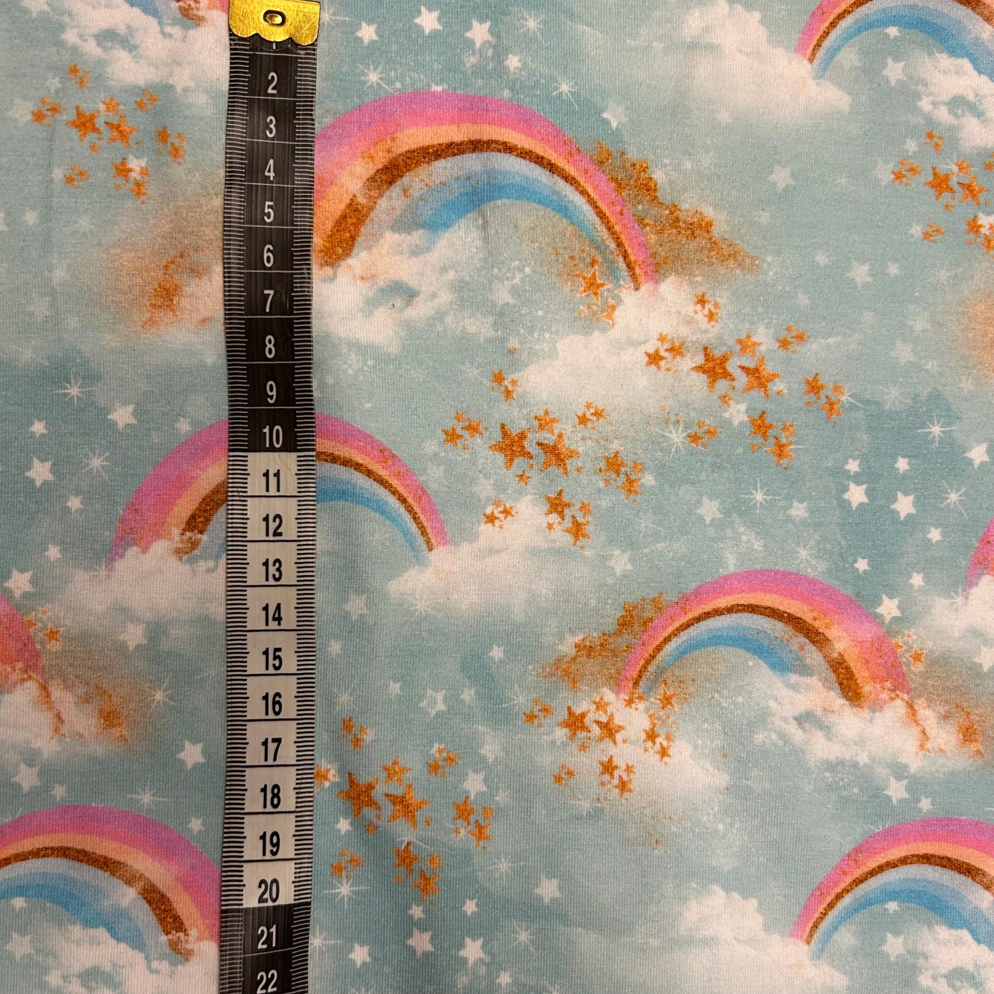 Regnbuer og skyer på blå himmel - Bomuldsjersey