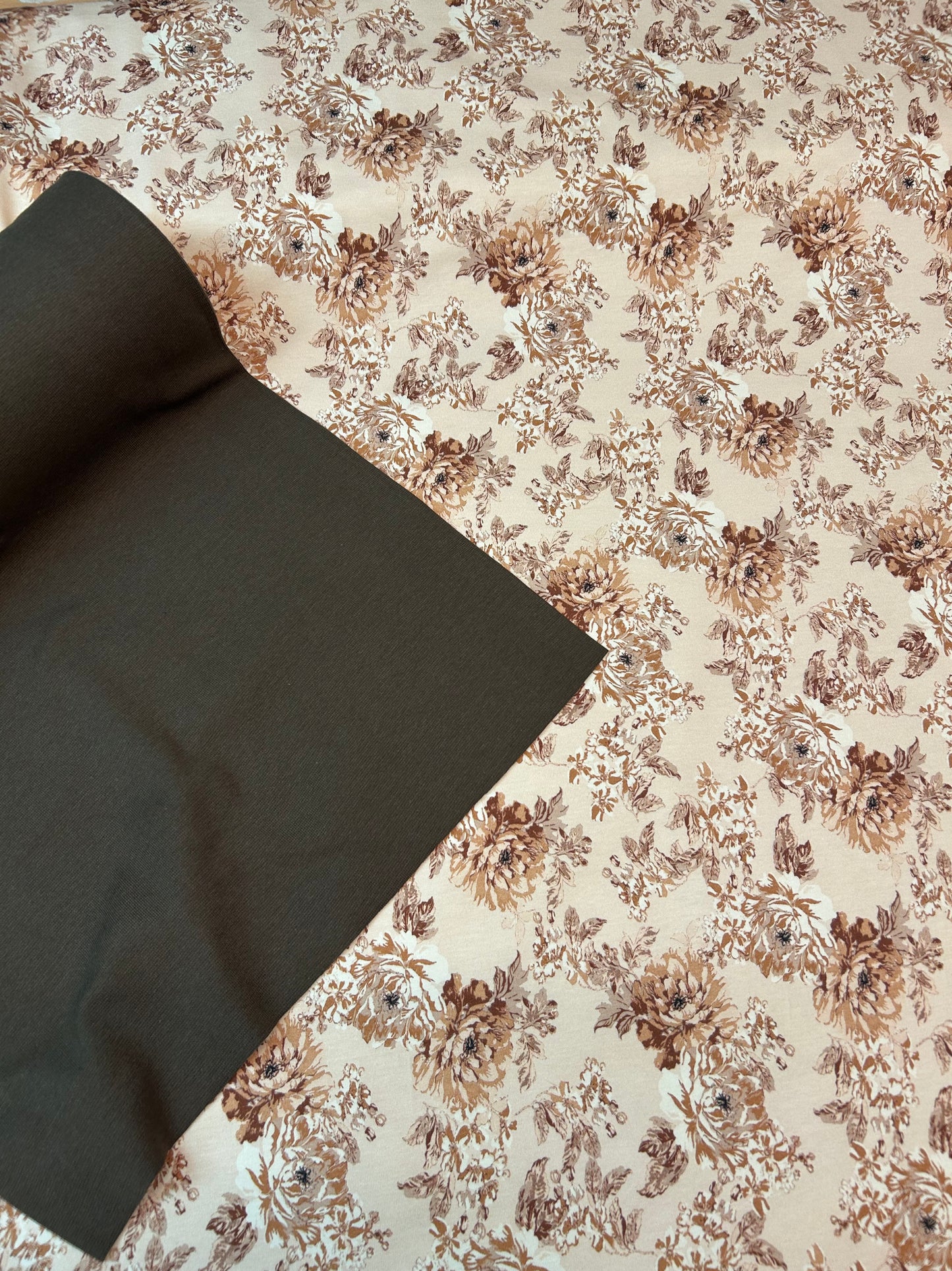 Blomster i beige og brune toner - Bomuldsjersey