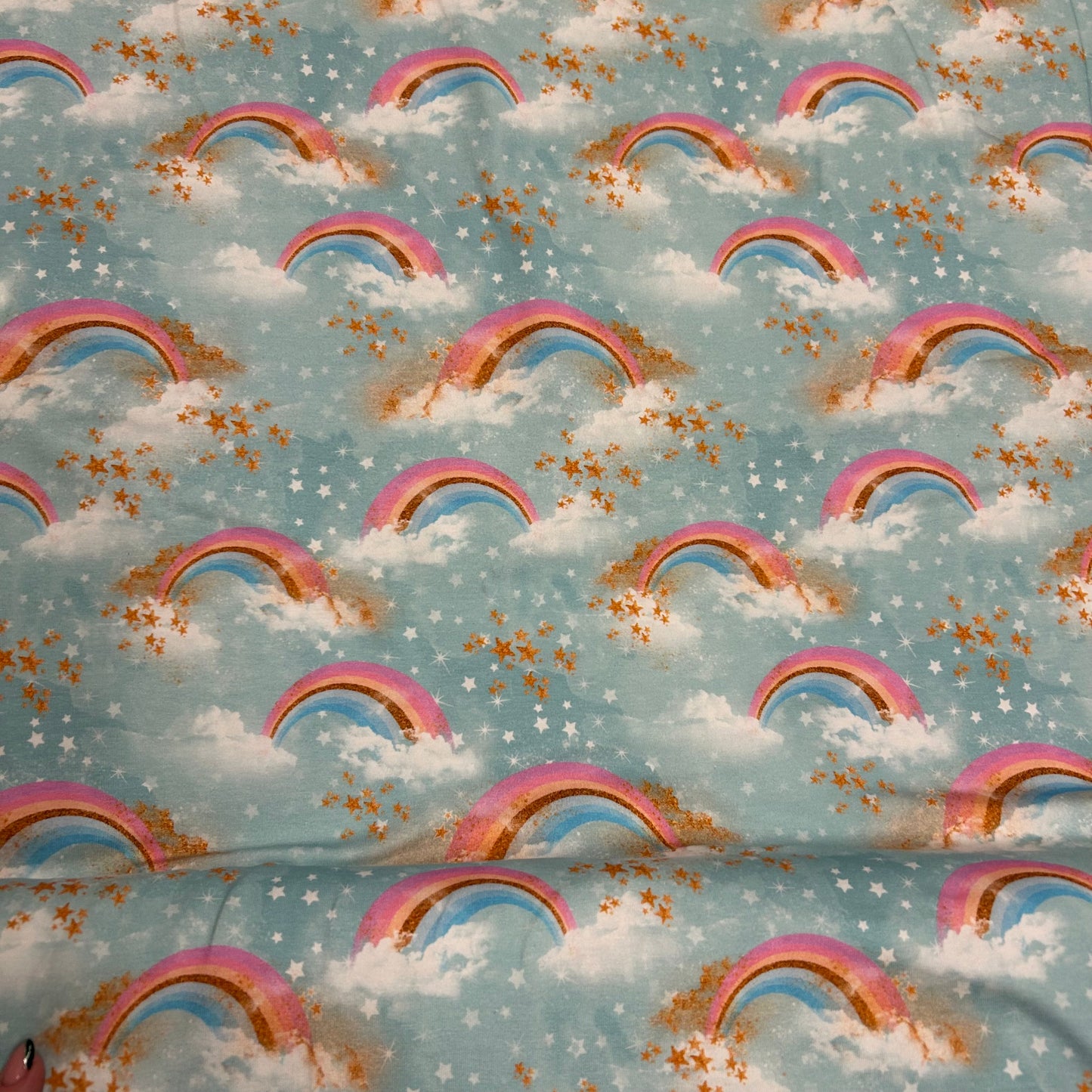 Regnbuer og skyer på blå himmel - Bomuldsjersey