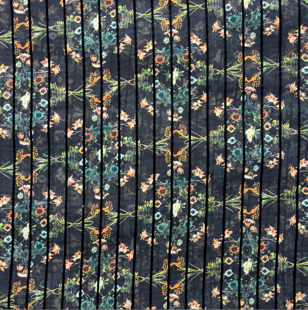 Blomsterprint på sort baggrund - Polyester