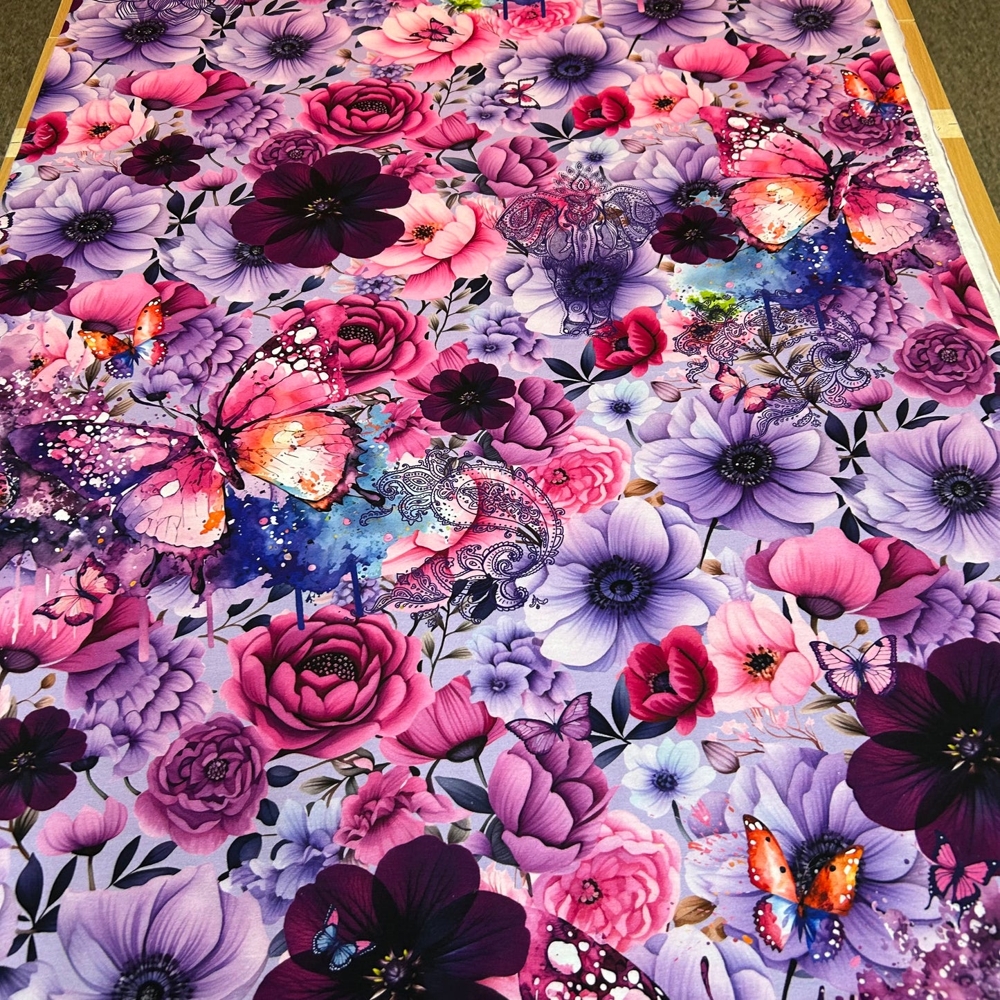 Farverige blomster og sommerfugle med paisley/spunk og elefant motiv - Bomuldsjersey