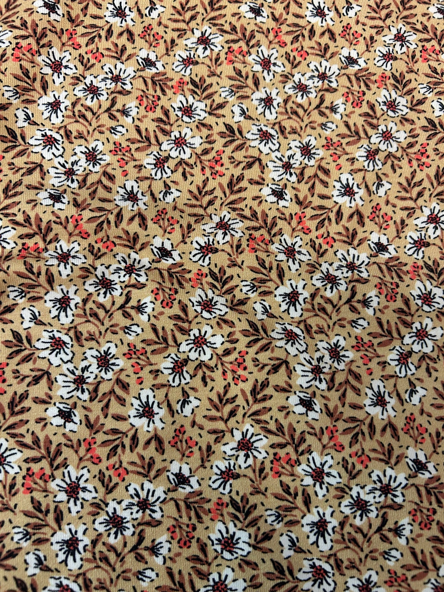 Små blomster med røde bær på beige baggrund - Bomuldsjersey