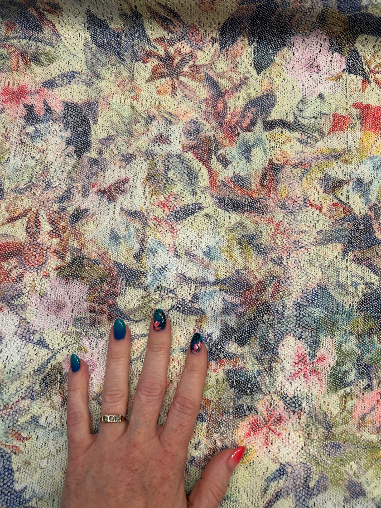 Smukt print på lys hulmønstret baggrund - Polyester med stræk