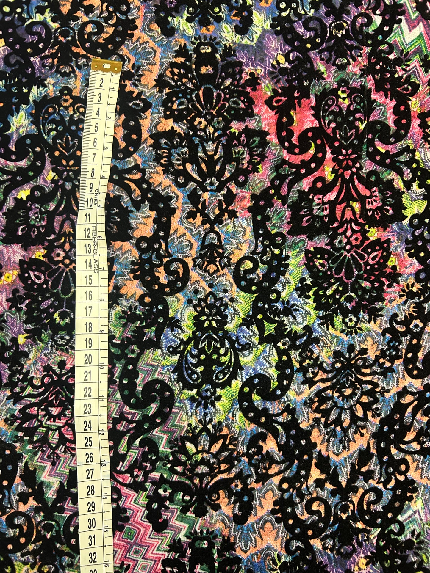 Farverig baggrund med flocktryk - 100% Polyester