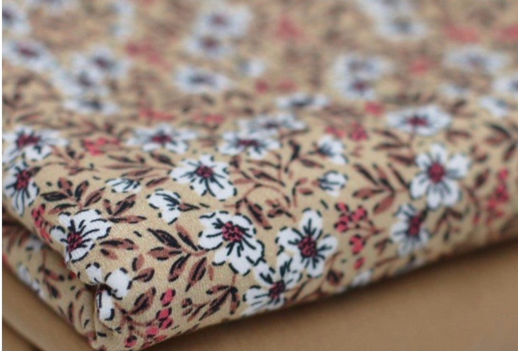 Små blomster med røde bær på beige baggrund - Bomuldsjersey