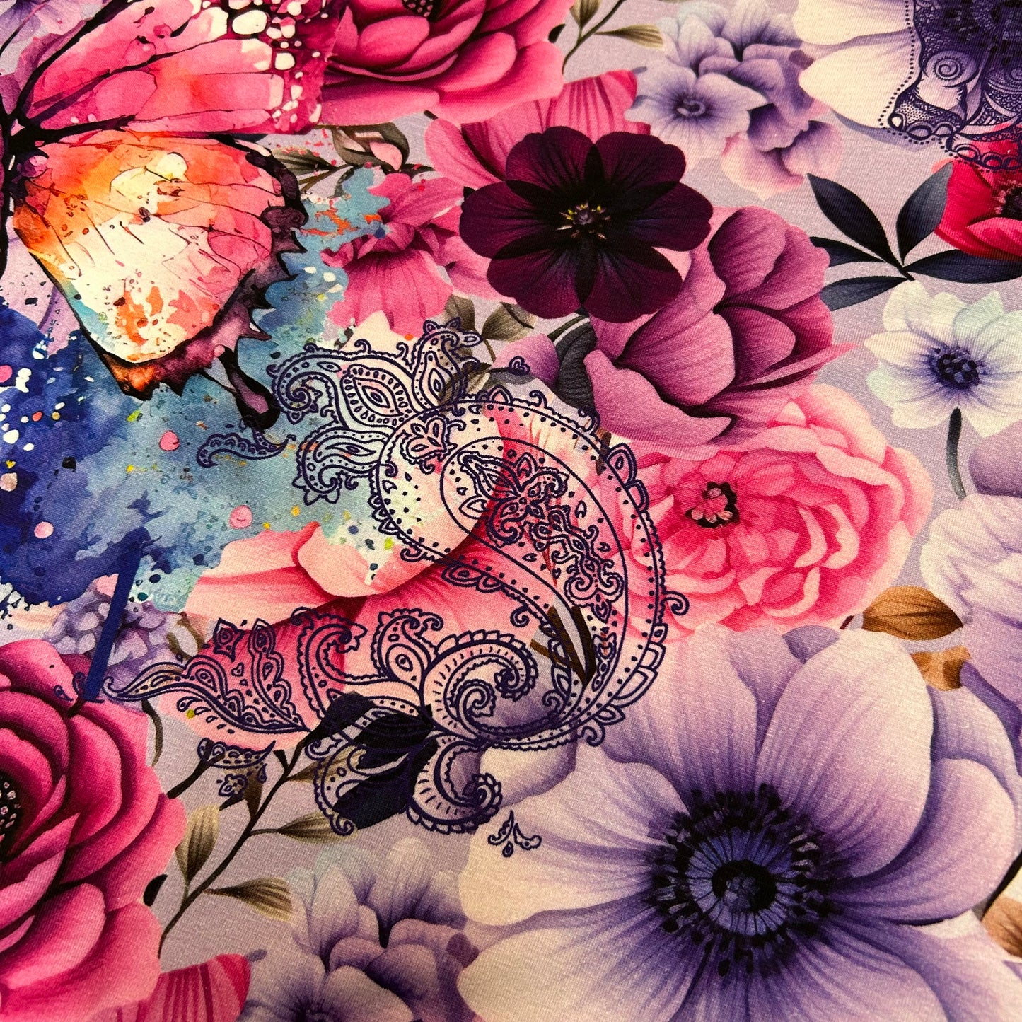 Farverige blomster og sommerfugle med paisley/spunk og elefant motiv - Bomuldsjersey