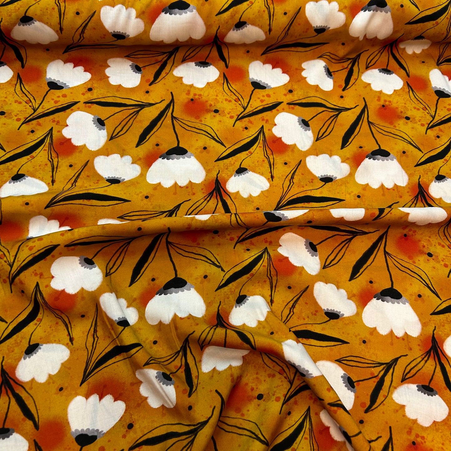 Orange baggrund med hvide blomster - Viskose