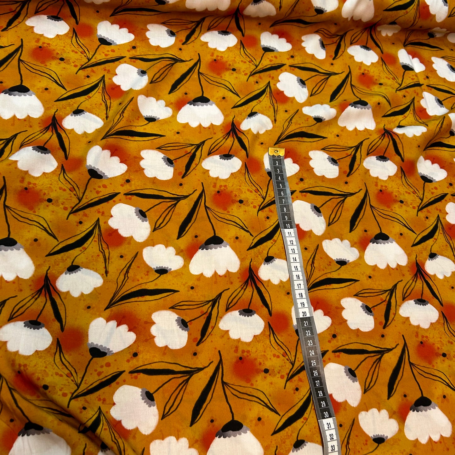 Orange baggrund med hvide blomster - Viskose