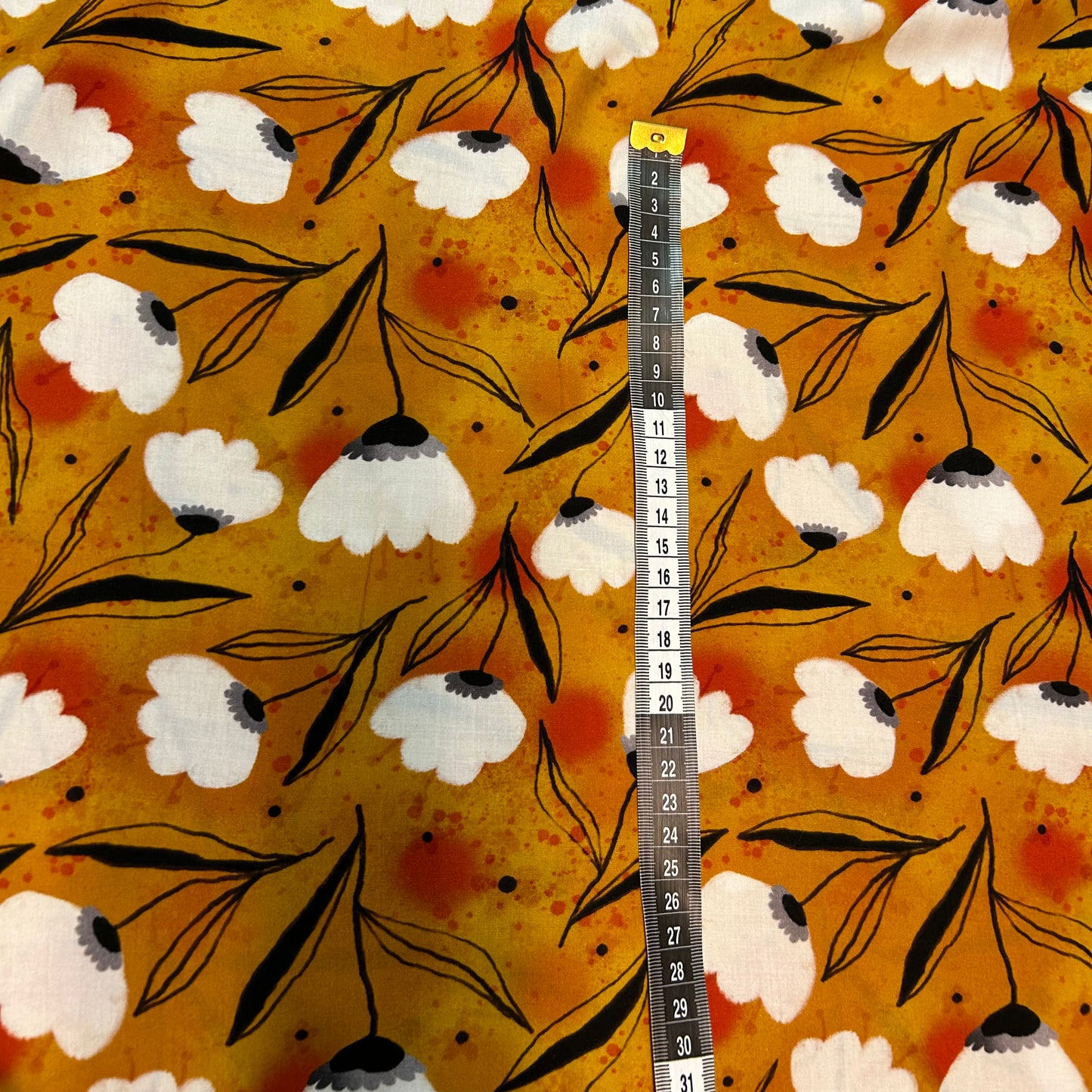 Orange baggrund med hvide blomster - Viskose