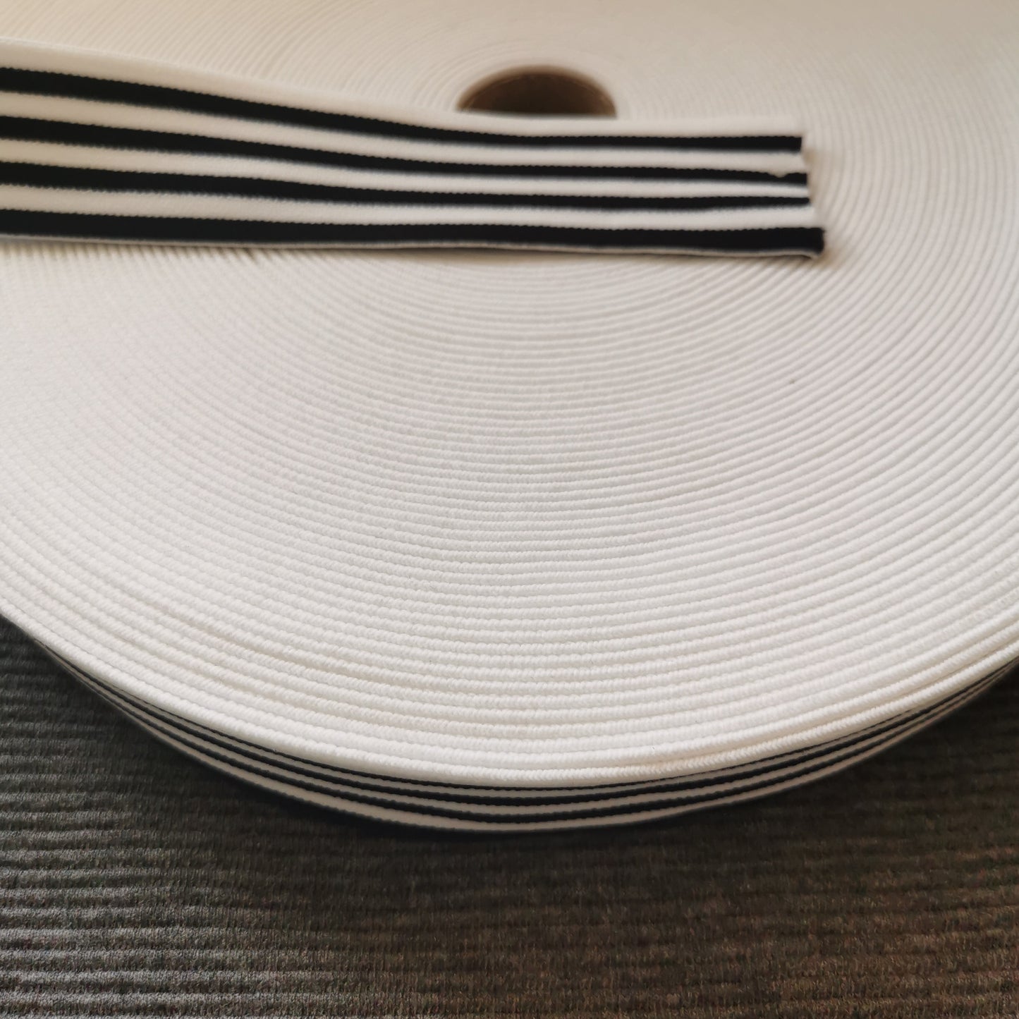 Elastik med striber i sort hvid 30 mm