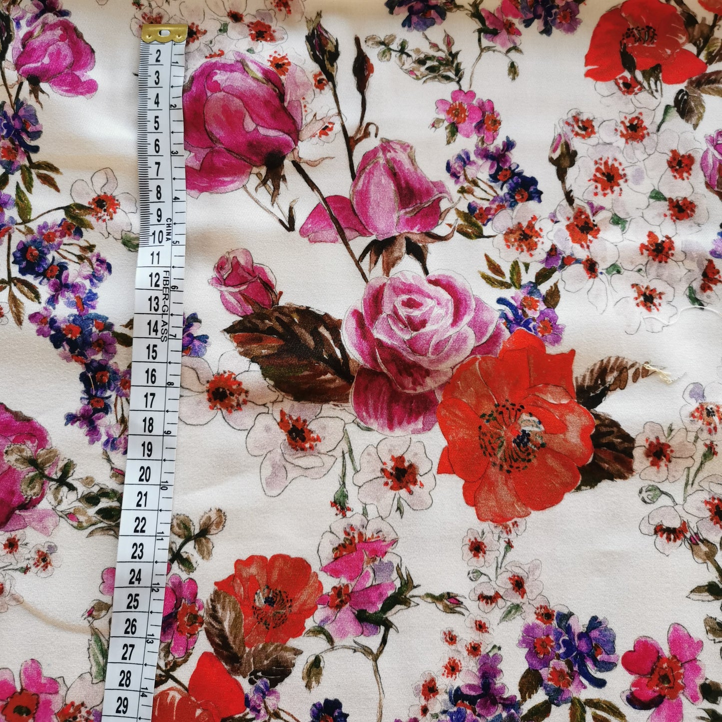 Romantiske blomster på beige baggrund - Bomuldselasthan/twill